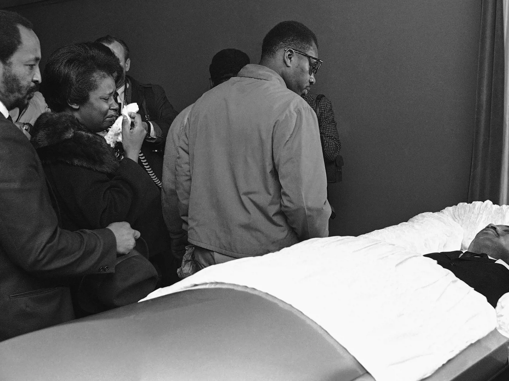 Je dobre známe, že Martin Luther King Jr., ikonický vodca občianskych práv, bol zastrelený mimo svojej hotelovej izby v roku 1968. Jeho najznámejším prejavom bol prejav „Mám sen“, ktorý zostáva jedným z najcitovanejších prejavov v dejinách sveta.