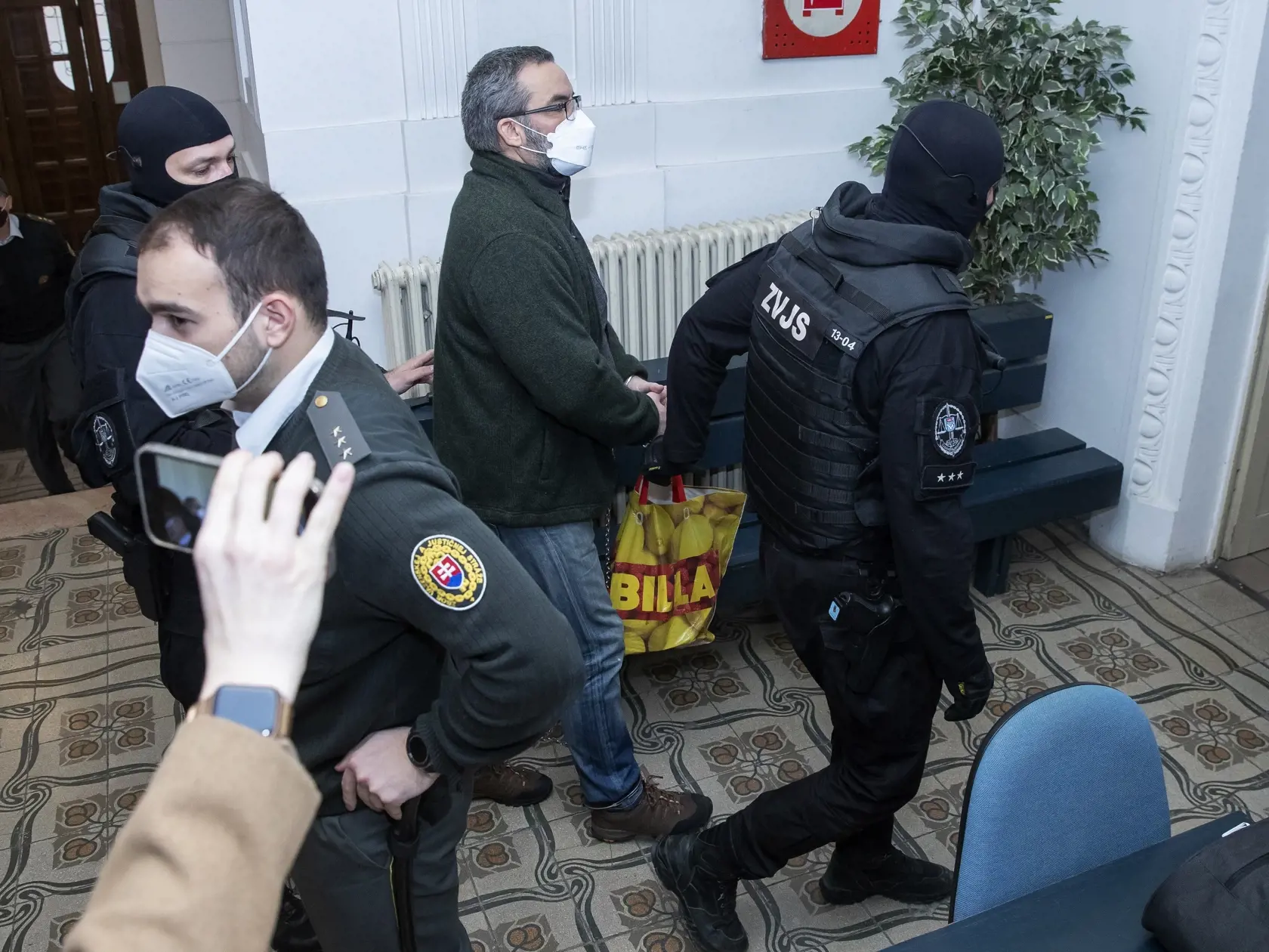 Hlavné pojednávanie v kauze Dobytkár na Špecializovanom trestnom súde v Banskej Bystrici. Na snímke eskorta ZVJS privádza obžalovaného finančníka Martina Kvietika.