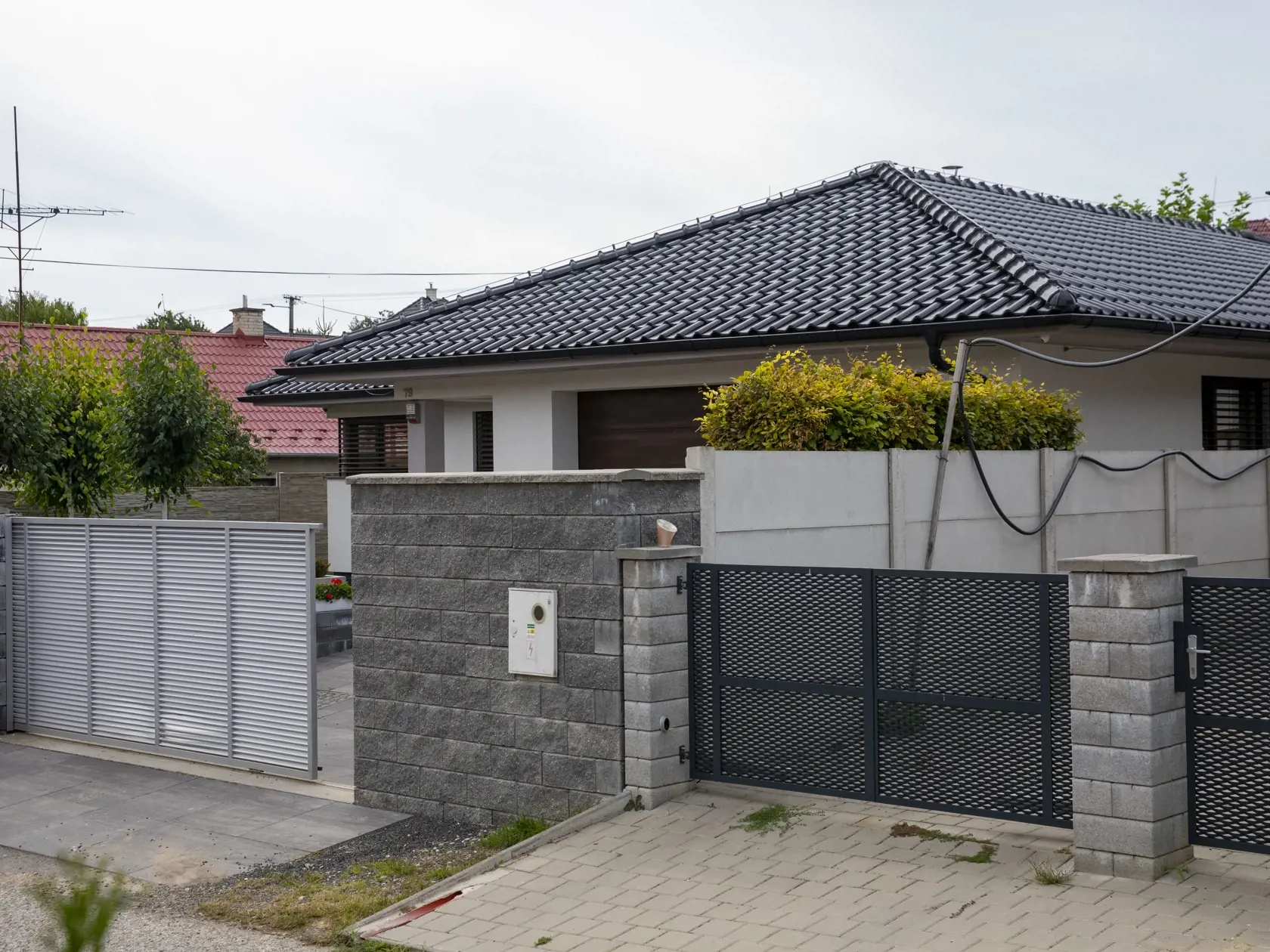 V tomto dome v Bojničkách bývajú Andreini rodičia, ktorí od jej zmiznutia vychovávajú jej dve deti. Keď sme zvonili neotvorili, verejnosti sa stránia.