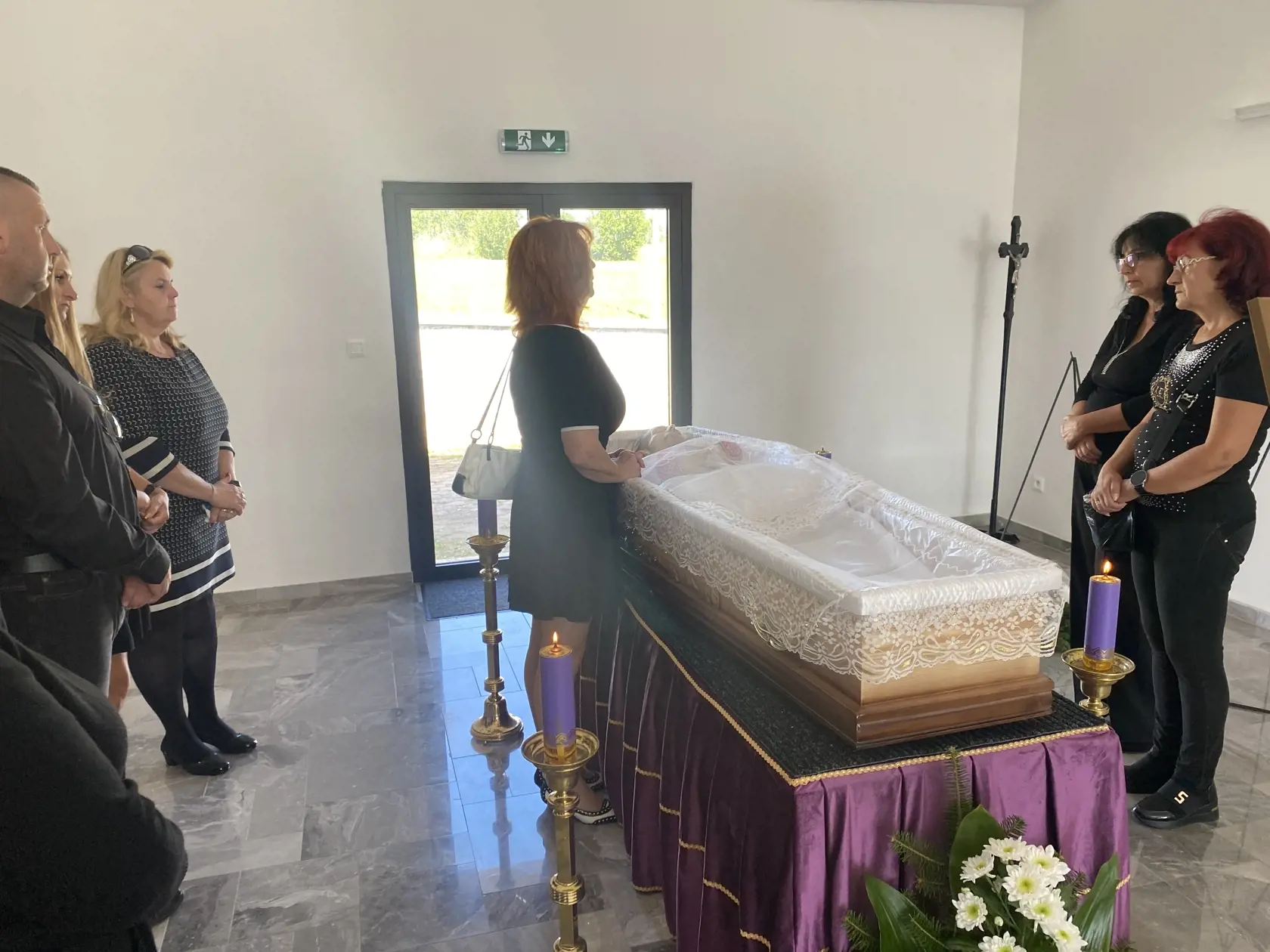 Lukášova mama Daniela pri rakve svojho syna. Pochovala ho v kroji.