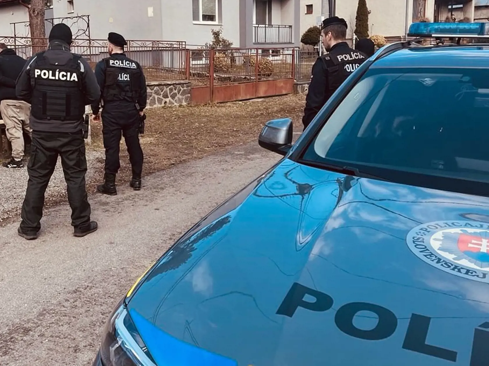 Zásah polícia pri dome v Sačurove, kde sa muž vyhrážal exmanželke smrťou.