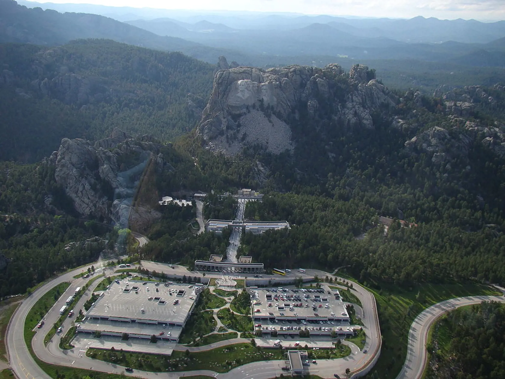 Letecký záber na Mount Rushmore je úchvatný. Plocha pamätníka vrátane centra pre návštevníkov a obrovského parkoviska má rozlohu 5,17 km² a nachádza sa v nadmorskej výške 1745 m. Každoročne navštívi toto ikonické miesto viac než dva milióny ľudí.