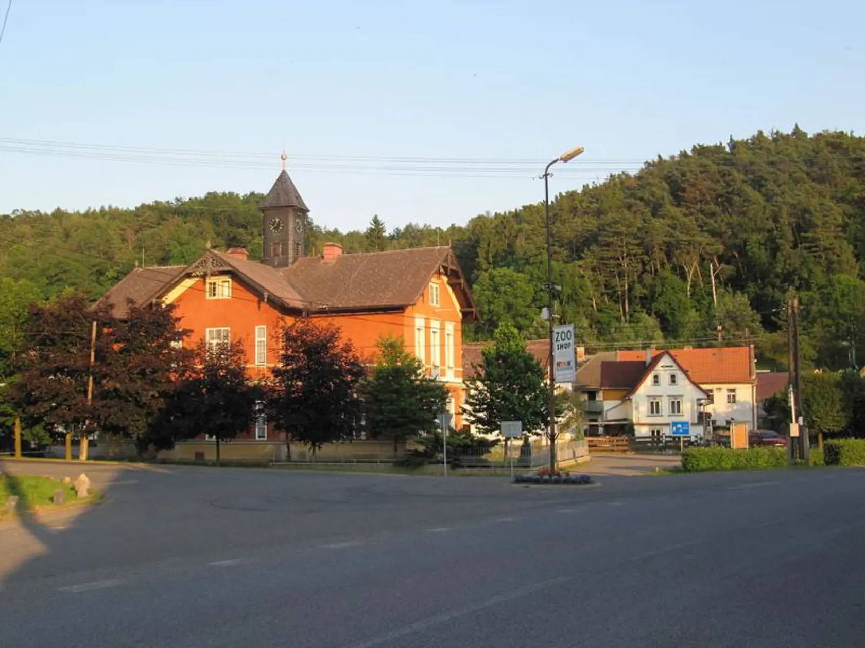 Pohľad na obec Želízy, ktorá sa nachádza asi 7 kilometrov od mesta Mělník. V jej okolí je mnoho turisticky zaujímavých miest.