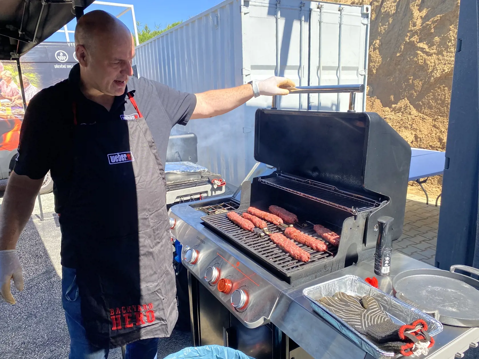 Grilovanie mletého mäsa je možné aj pomocou kovových špízov.