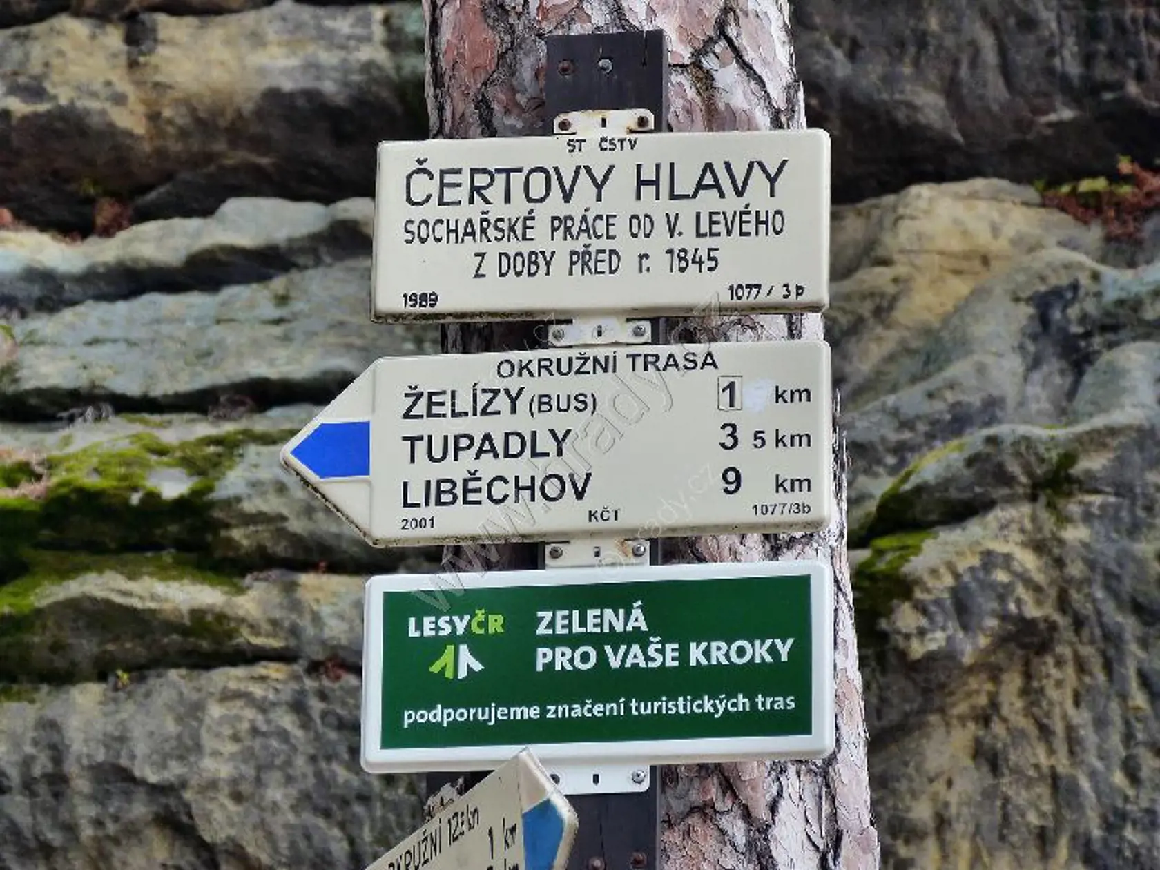 Smerová tabuľka navedie návštevníka na niektoré zo zaujímavých miest.