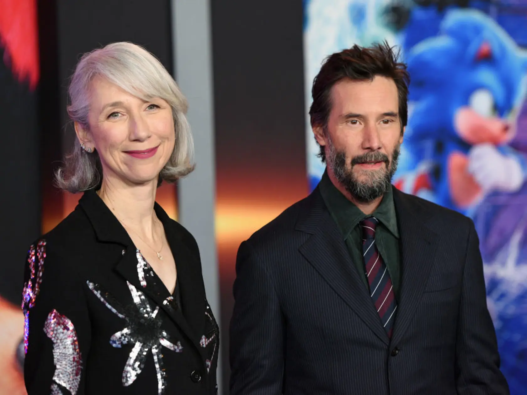 Keanu Reeves na premiére filmu Ježko SONIC 3 s partnerkou Alexandrou Grant. On mal oblek, ona metalické šaty. Stále vyzerajú zamilovane. 