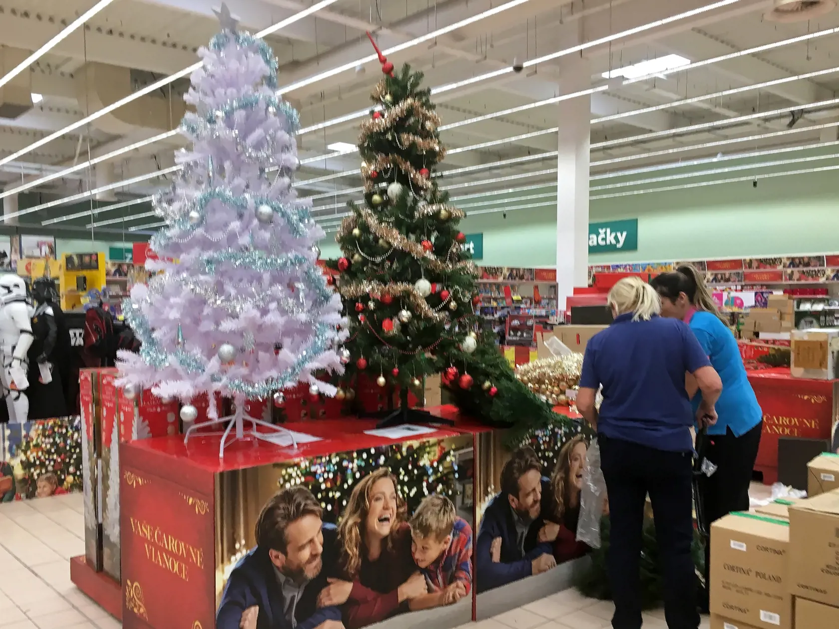 Pred Vianocami a Silvestrom, keď supermarkety už tradične praskajú vo švíkoch.