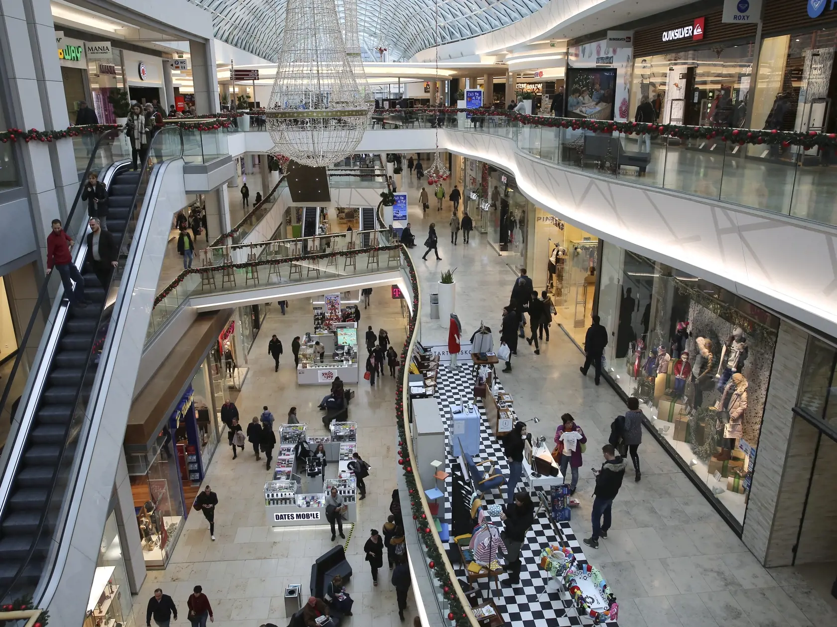 Pred Vianocami a Silvestrom, keď supermarkety už tradične praskajú vo švíkoch.