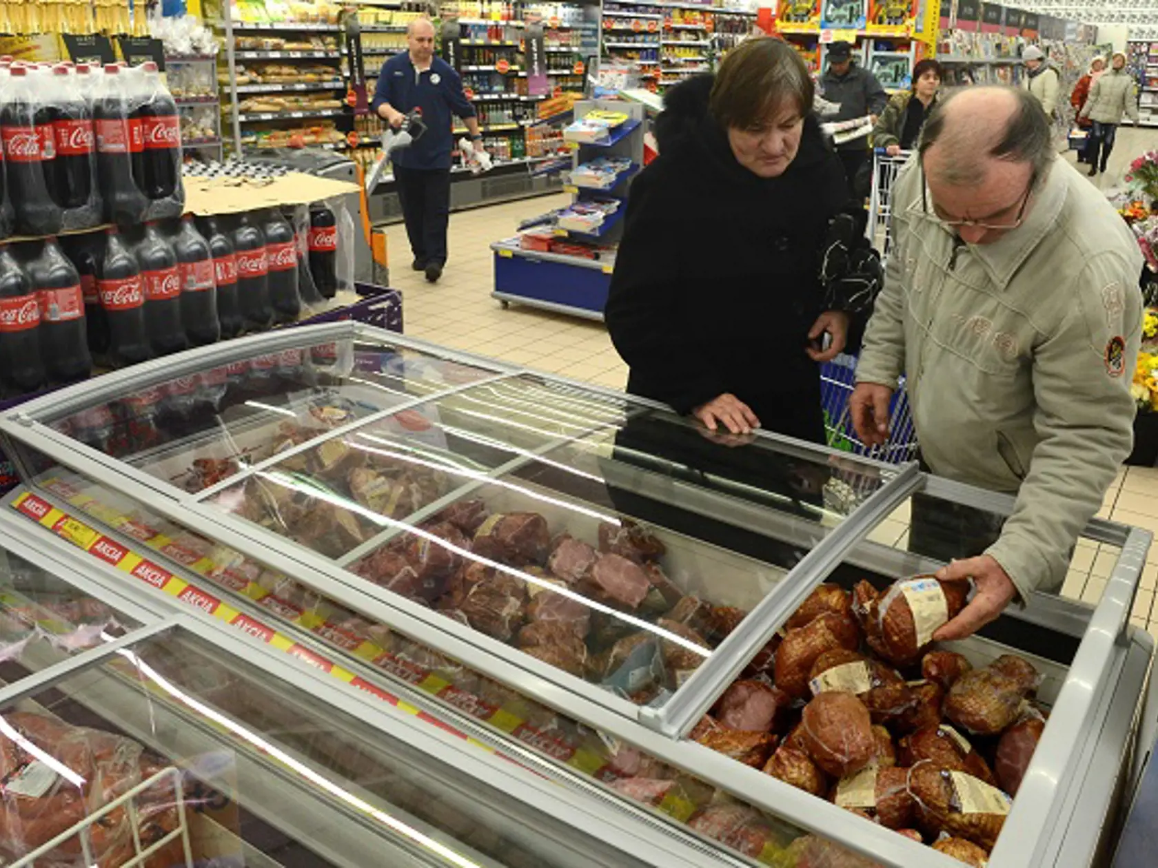 Pred Vianocami a Silvestrom, keď supermarkety už tradične praskajú vo švíkoch.
