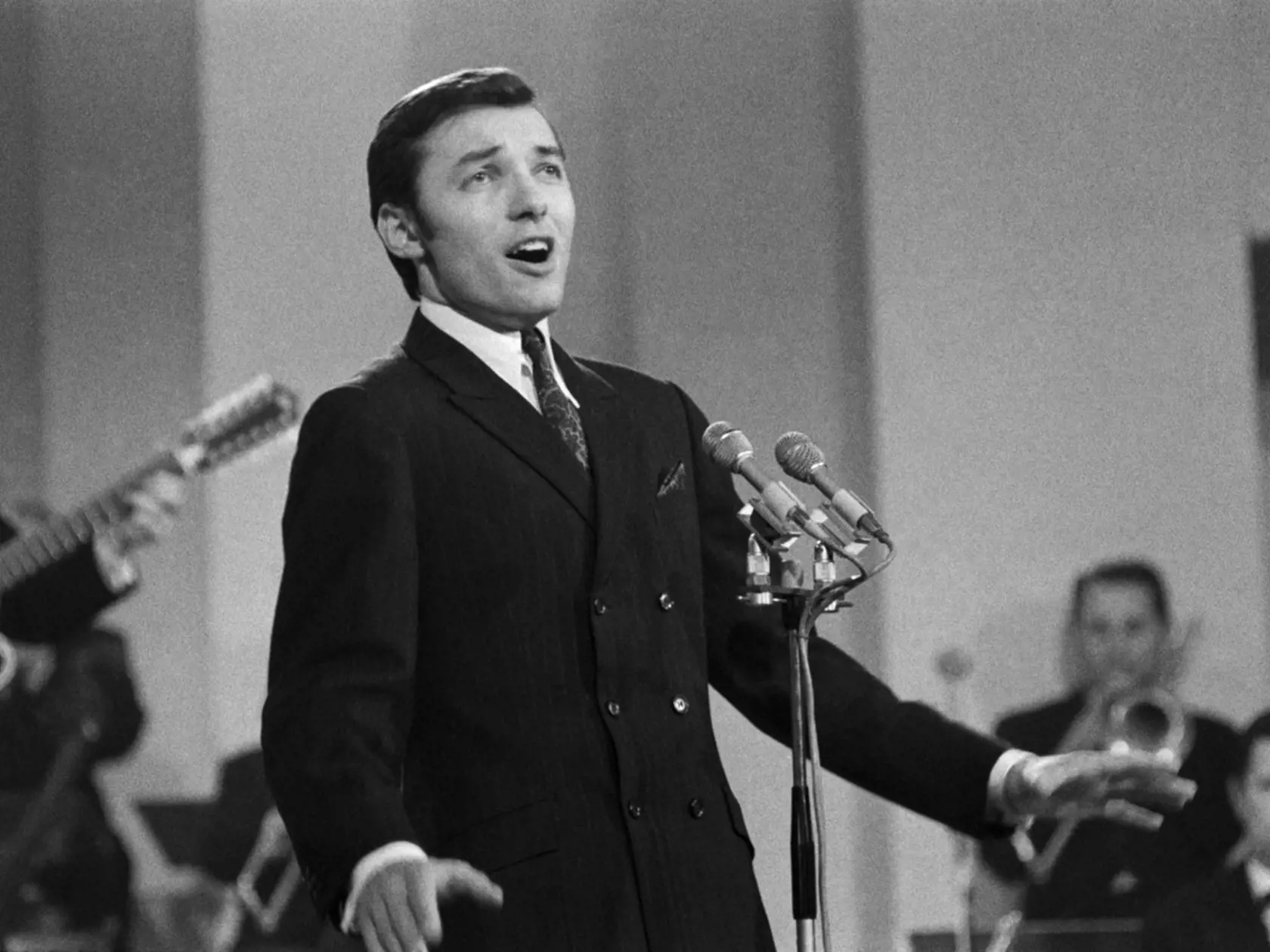 Spevák Karel Gott počas vyhlasovania výsledkov ankety Zlatý slávik 1966.