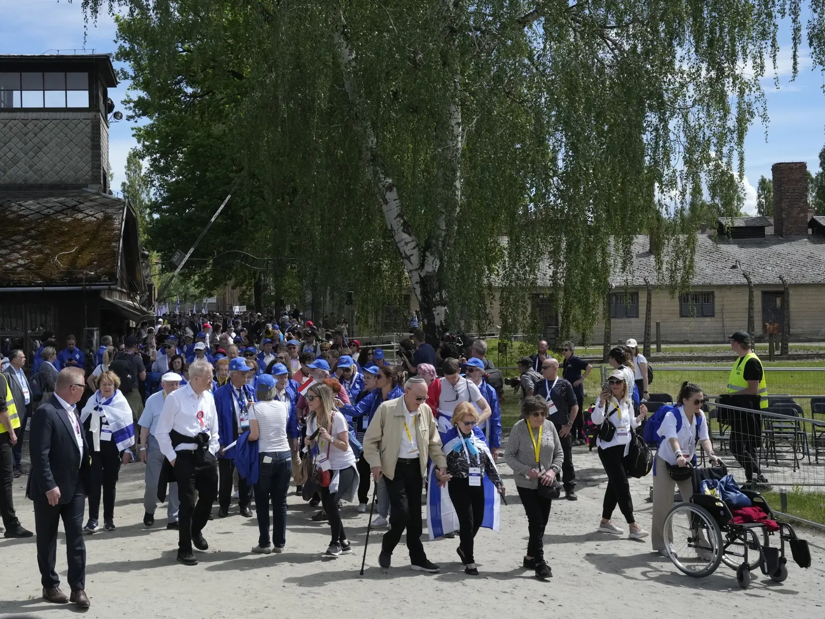 KK56 Osvienčim - Ľudia kráčajú v bývalom nacistickom koncentračnom tábore Auschwitz-Birkenau počas Pochodu živých z Auschwitzu do Birkenau na pamiatku obetí holokaustu 6. mája 2024 v Osvienčime. FOTO TASR/AP
People walk through the former Nazi German death camp of Auschwitz-Birkenau as they attend the annual Holocaust remembrance event, the "March of the Living" in memory of the six million Holocaust victims in Oswiecim, Poland, Monday, May 6, 2024. The event comes amid the dramatic backdrop of 