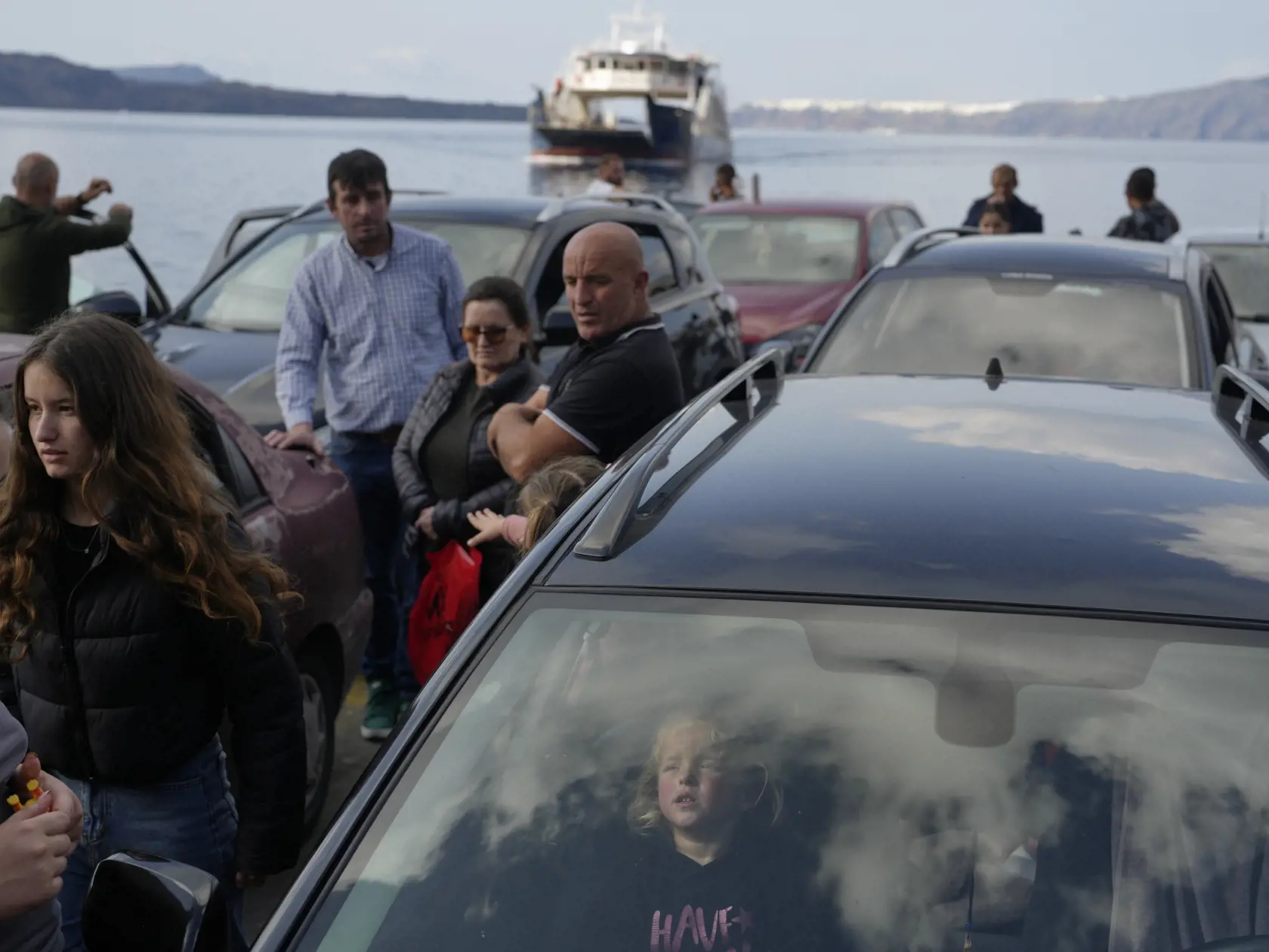 Podmorské zemetrasenie, ktoré bolo cítiť až v Aténach, však nespôsobilo žiadne škody ani zranenia. O dve hodiny neskôr nasledoval ďalší otras s magnitúdou 5,0. 
        Podľa údajov zmieneného inštitútu bolo v pondelok severovýchodne od ostrova Santorini evidovaných vyše 120 otrasov - v priemere zhruba päť každú hodinu.