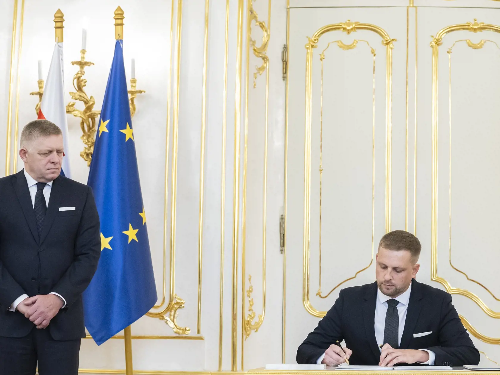 Prezident Peter Pellegrini prijal demisiu ministerky zdravotníctva Zuzany Dolinkovej (Hlas-SD) v Prezidentskom paláci v Bratislave vo štvrtok 10. októbra 2024. Vo funkcii ju nahradil Kamil Šaško (Hlas-SD). Na snímke zľava predseda vlády SR Robert Fico (Smer -SD) a nový minister zdravotníctva SR Kamil Šaško (Hlas-SD) počas menovania v Prezidentskom paláci v Bratislave vo štvrtok 10. októbra 2024. Dolinková oznámila svoj koniec vo funkcii minulý týždeň. Rozhodnutie odôvodnila tým, že necíti podporu pre presadzovanie svojich cieľov a opatrení na zlepšenie zdravotníctva. Kritizovala okrem iného aj schválenie konsolidačných opatrení v parlamente. Kamil Šaško pôsobil ako štátny tajomník na ministerstve hospodárstva. Vláda ho z tejto pozície odvolala v stredu 9. októbra. FOTO TASR - Martin Baumann