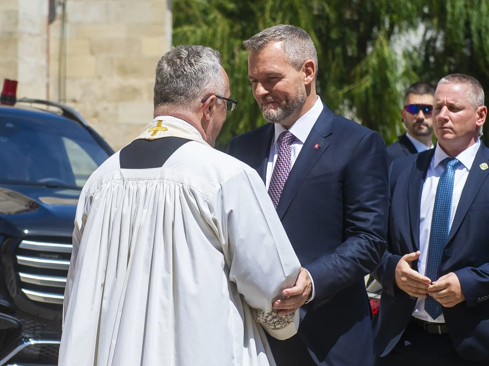 Správca Farnosti svätého Martina Peter Slepčan víta prezidenta SR Petra Pellegriniho, ktorý prichádza na slávnostnú sv. omšu Te Deum do Dómu svätého Martina po zložení sľubu prezidenta SR.