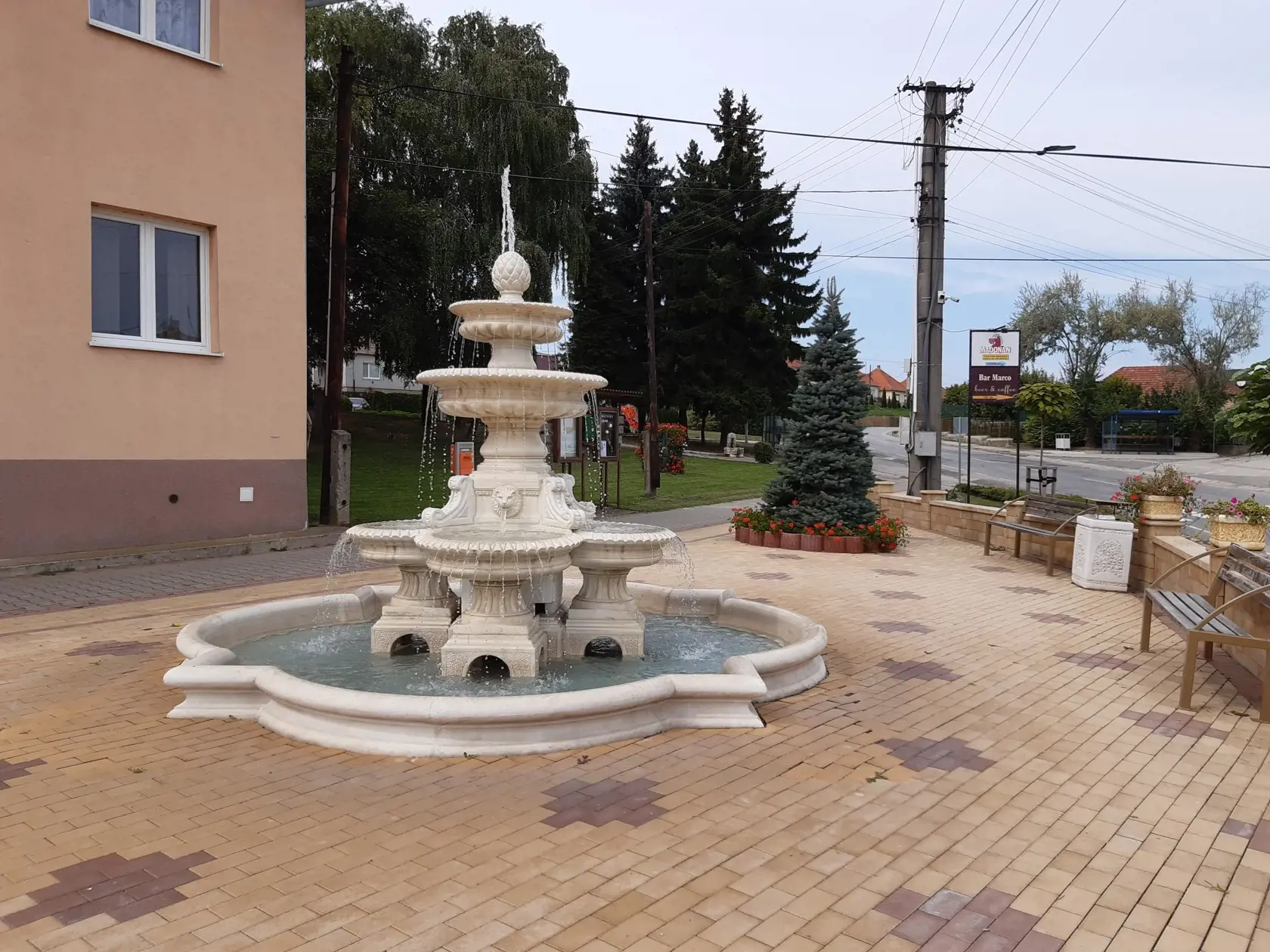 Dedina Bojničky, odkiaľ pochádzala Andrea má 1417 obyvateľov a pôsobí doslova idylicky.
