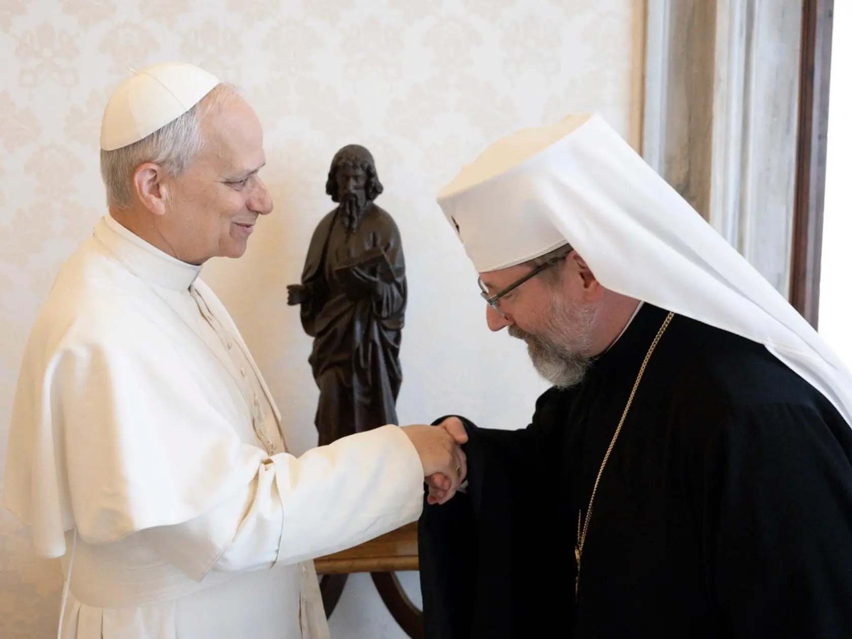 Pápež Lev XIV. počas stretutia s hlavou ukrajinskej gréckokatolíckej cirkvi, arcibiskupom Sviatoslavom Ševčukom.