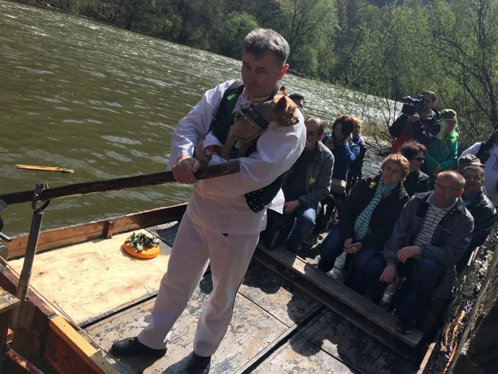 Plavba na plti popod hrad Strečno.