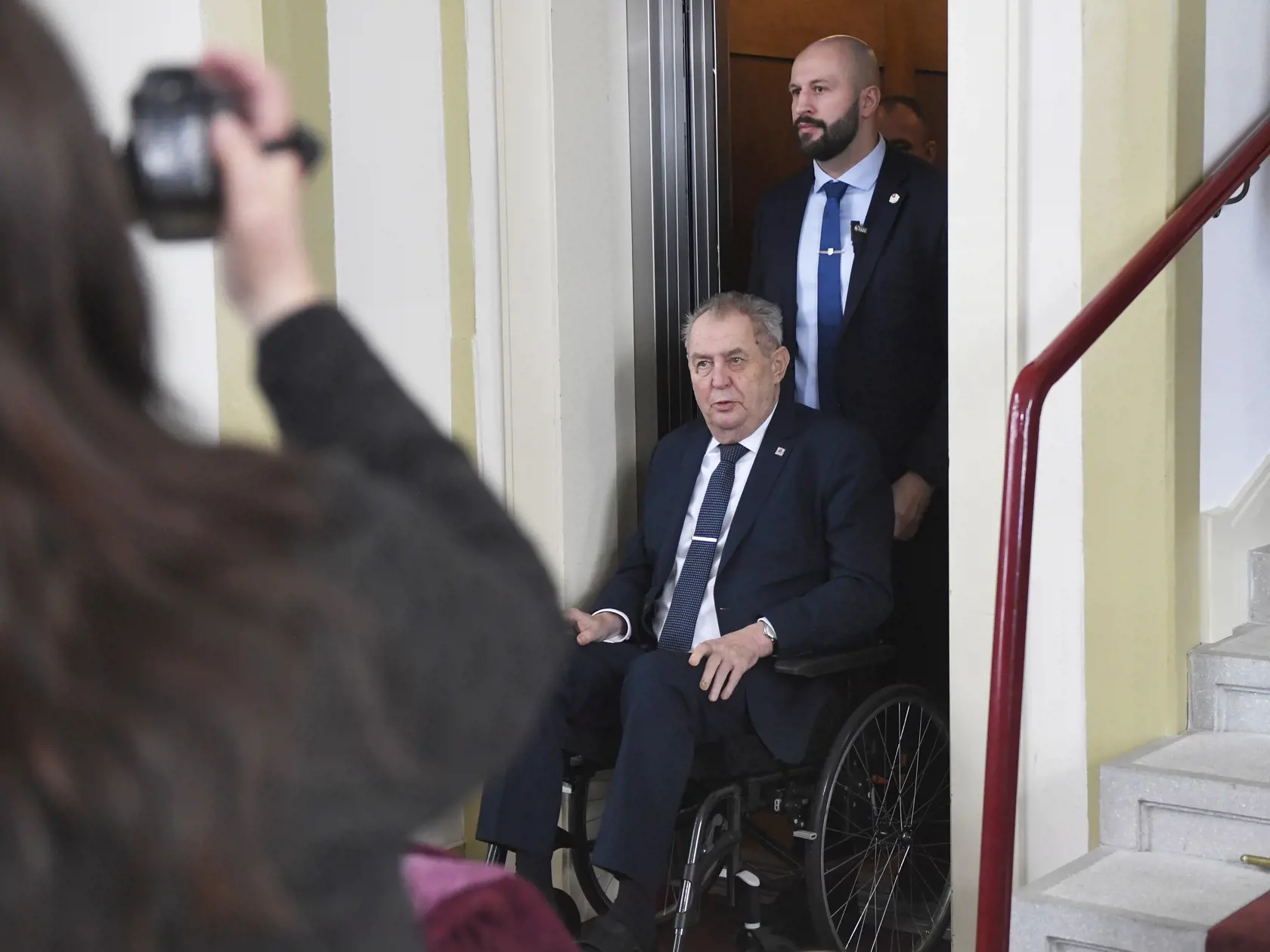 Na snímke český prezident Miloš Zeman prichádza na tlačovú konferenciu v rámci svojej rozlúčkovej návštevy na Slovensku v Grand Hoteli Kempinski na Štrbskom Plese vo Vysokých Tatrách v utorok 7. februára 2023.