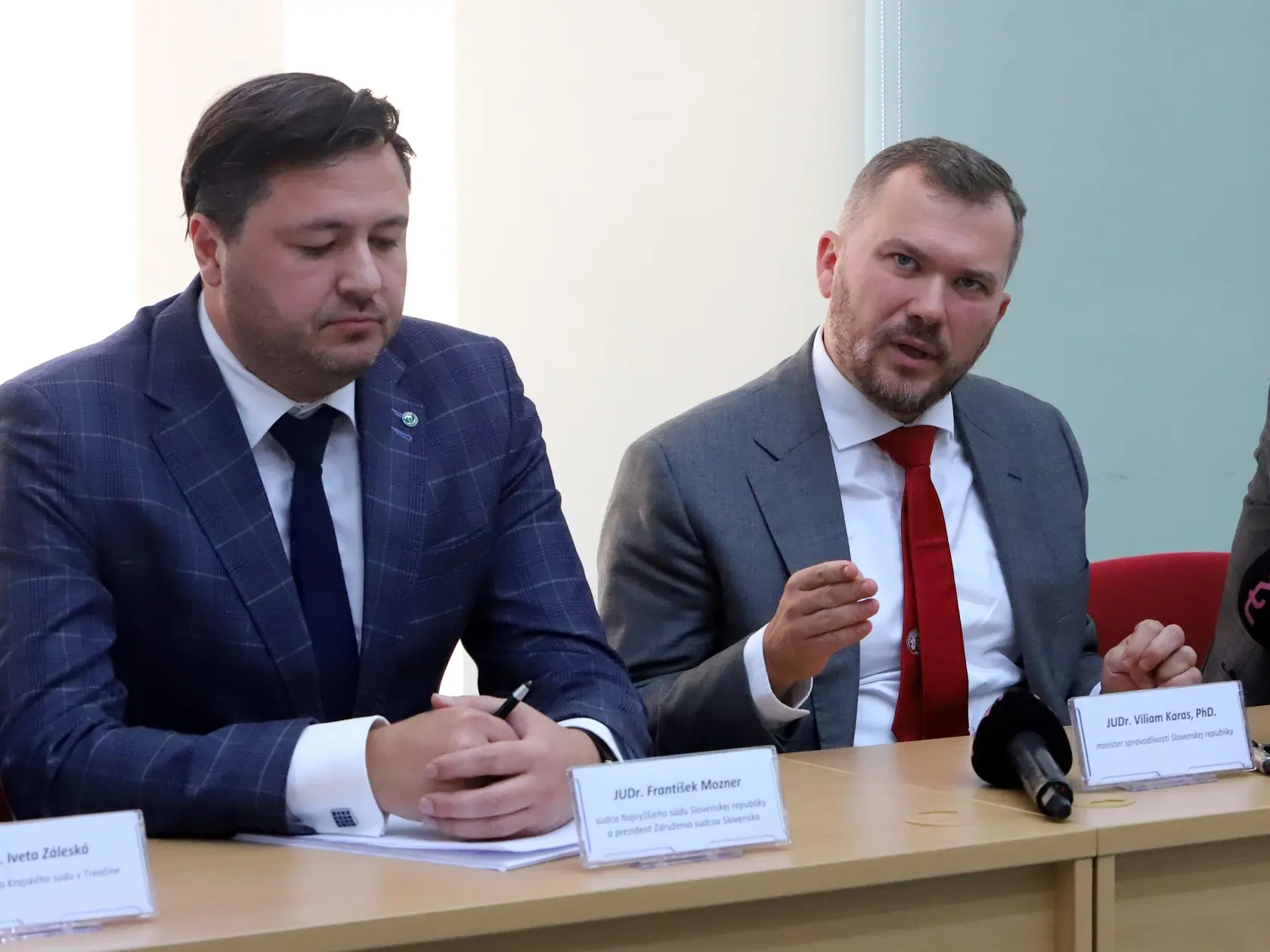 Na snímke zľava prezident Združenia sudcov Slovenska František Mozner a minister spravodlivosti SR Viliam Karas počas tlačovej konferencie predsedov krajských súdov na tému Príprava implementácie súdnej mapy, v Banskej Bystrici 10. októbra 2022. FOTO TASR - Ján Krošlák 