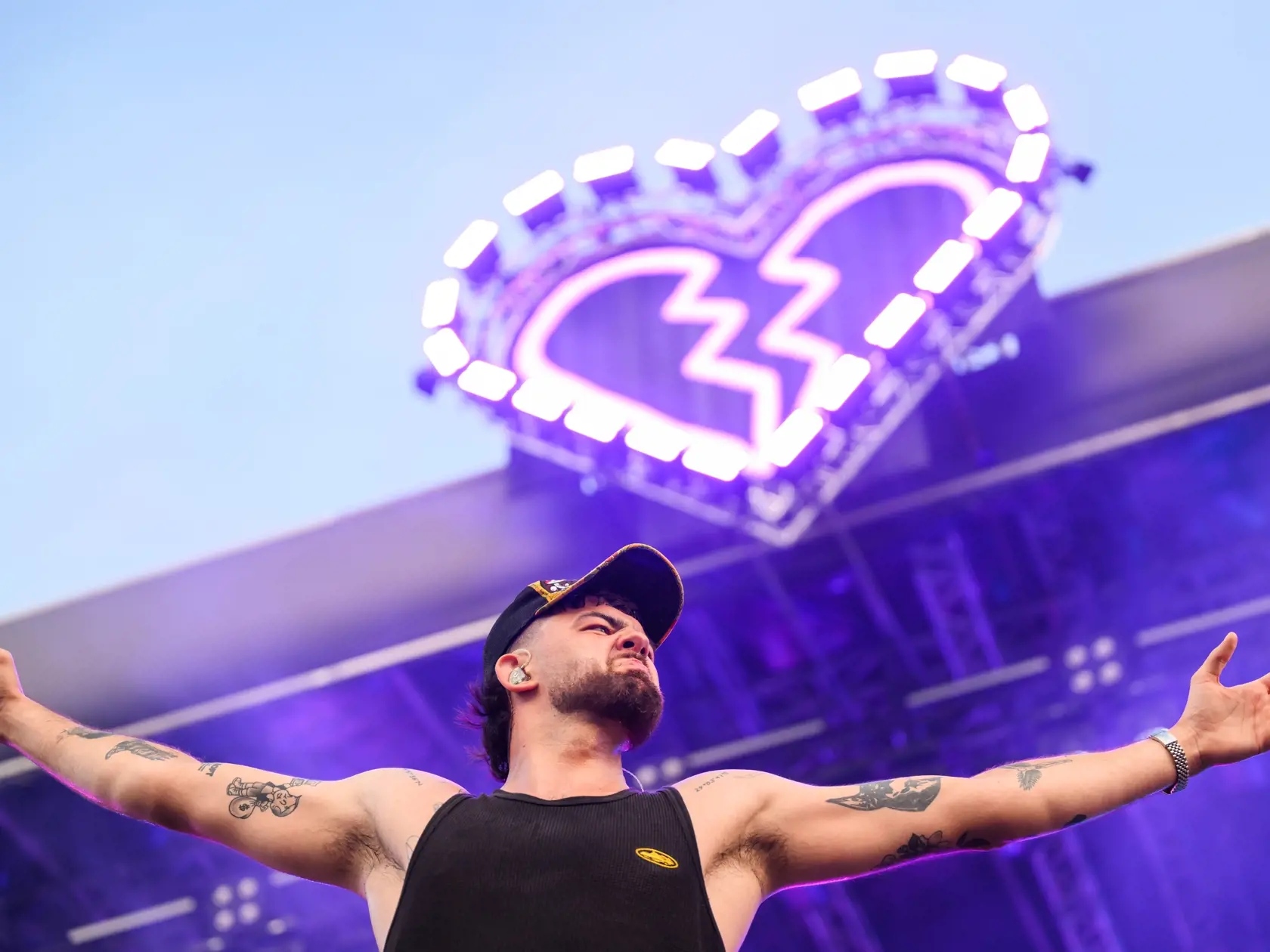 Lovestream festival, najväčšie hudobné podujatie tohto leta, sa začína v piatok popoludní v Bratislave. Na letisku v bratislavských Vajnoroch sa počas troch dní od 16. do 18. augusta predstavia viaceré osobnosti európskej a svetovej hudobnej scény. Brány festivalu sa pre všetkých fanúšikov otvorili v piatok 16. augusta o 12.00 h a zatvoria sa v pondelok 19. augusta o 12.00 h. Na snímke reper Calin počas prvého dňa 3. ročníka Lovestream festivalu na Starom Vajnorskom letisku v Bratislave.