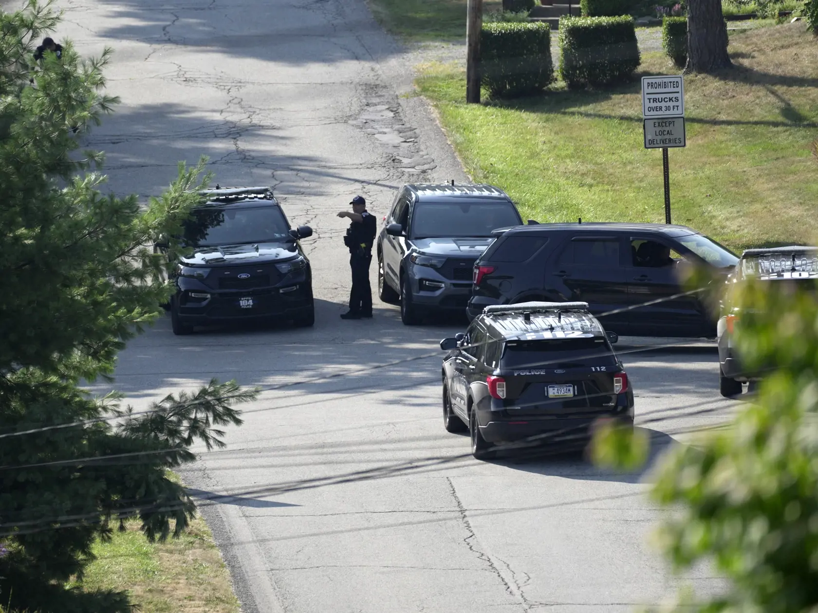 JB 76 Bethel Park - Policajti blokujú ulicu v meste Bethel Park 14. júla 2024 neďaleko domu strelca Thomasa Matthewa Crooksa, ktorý sa podľa amerických úradov pokúsil zabiť republikánskeho prezidentského kandidáta a exprezidenta Donalda Trumpa na jeho predvolebnom mítingu v nedeľu 13. júla v meste Butler v americkom štáte Pensylvánia. Vo vozidle a v dome muža, ktorý sa podľa amerických úradov posúdil zabiť exprezidenta Donalda Trumpa, našli výbušniny. S odvolaním sa na americké médiá a agentúry