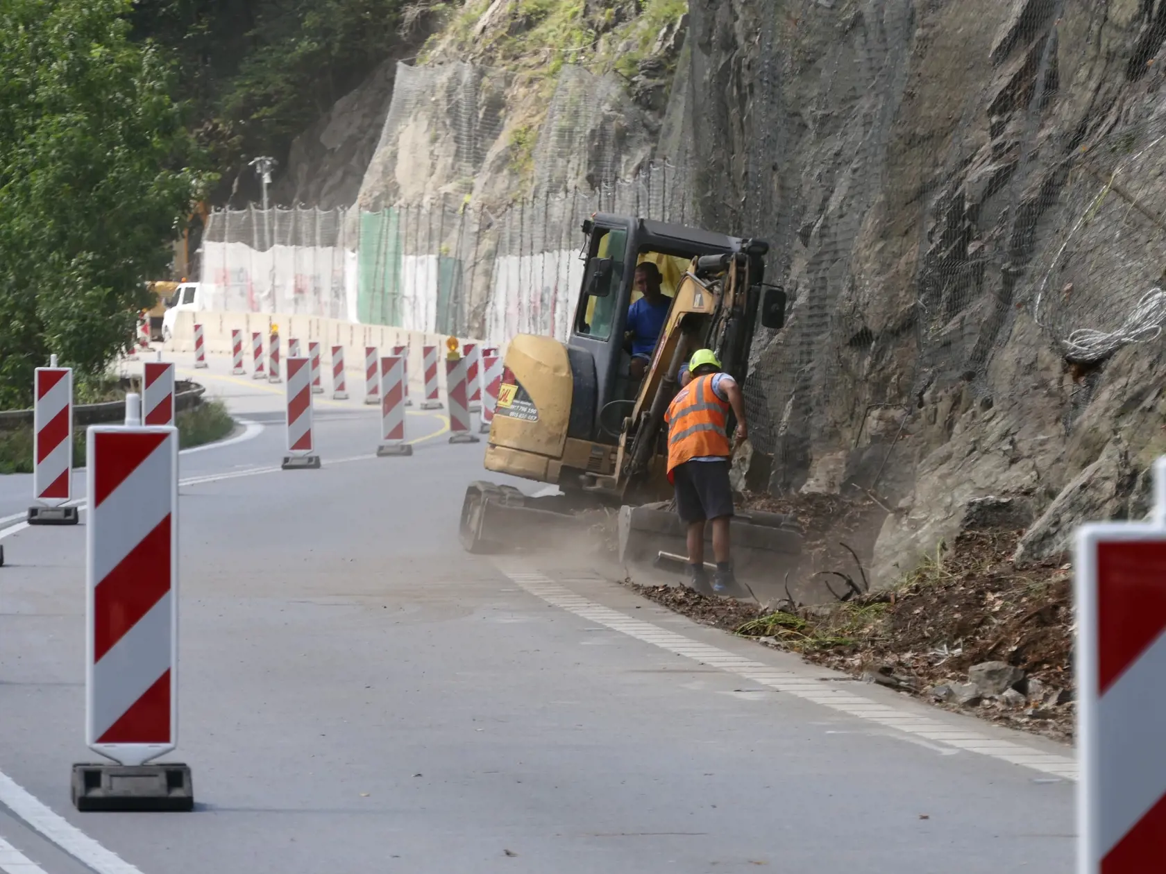 Na snímke uzavretá cesta I/18 pod Strečnom počas sanácií skalného brala. V Strečne dňa 10. augusta 2024. FOTO TASR - Erika Ďurčová