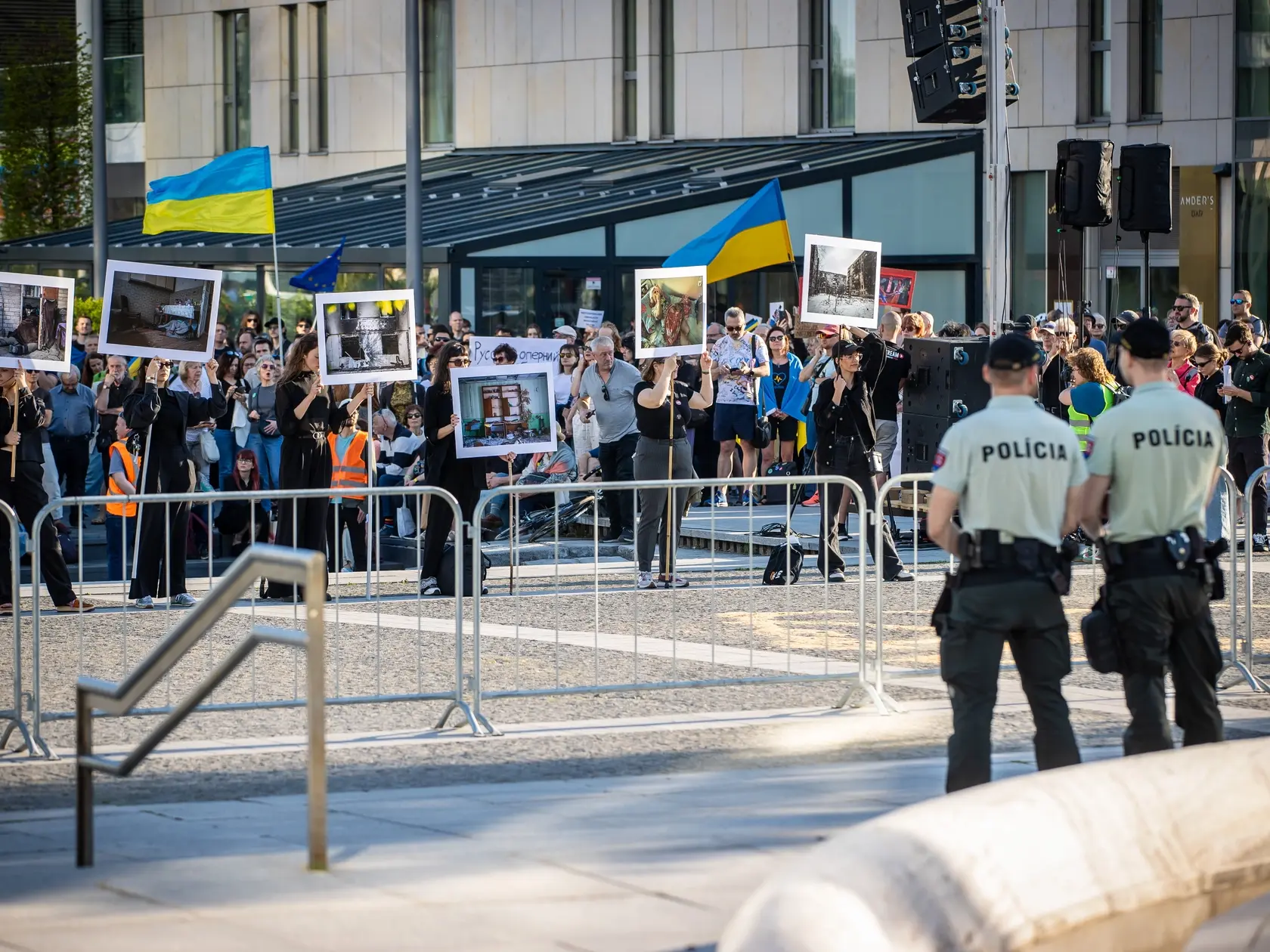Na snímke protest pred novou budovou Slovenského národného divadla, počas vystúpenia ruskej opernej speváčky Anny Netrebko.