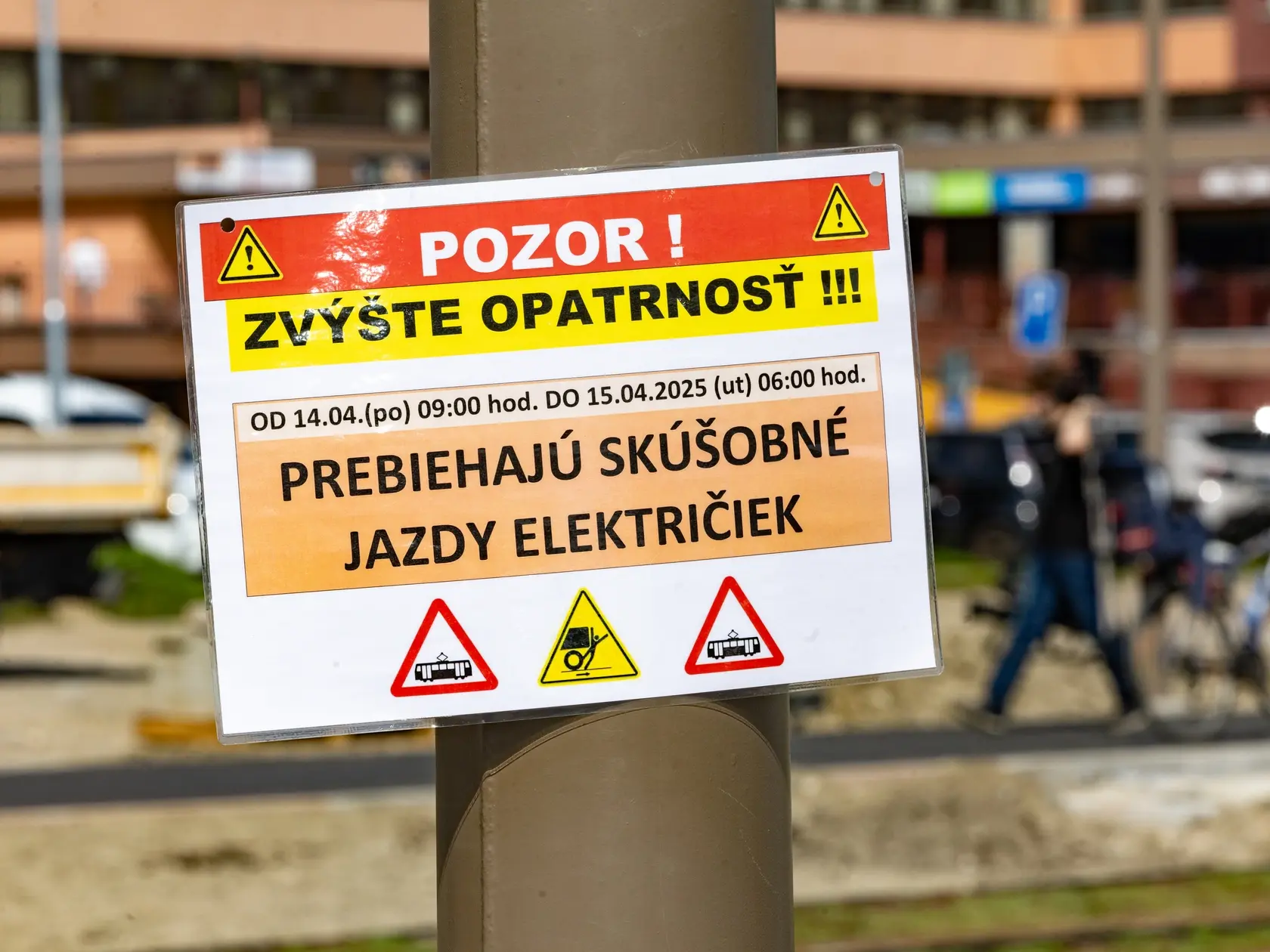Na prebiehajúce skúšobné jazdy električiek boli ľudia upozornení.