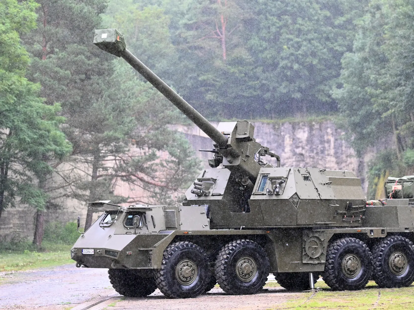 Štátna akciová spoločnosť Konštrukta – Defence odovzdala Ukrajine ďalšie dva kusy samohybných kanónových húfnic Zuzana 2. Ide o prvé húfnice z balíka 16 kusov, ktorých výrobu financujú spoločne Dánske kráľovstvo, Nórske kráľovstvo a Spolková republika Nemecko. Na snímke húfnica Zuzana 2 počas slávnostného odovzdávania Ukrajine v Dubnici nad Váhom v utorok 1. augusta 2023. FOTO TASR - Lukáš Grinaj