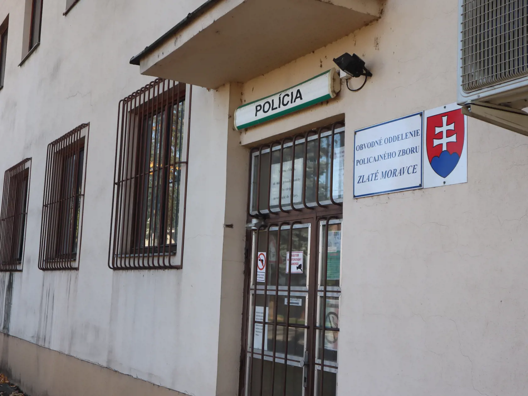 Kto všetko bol svedkom neľudského prístupu na policajnom oddelení?