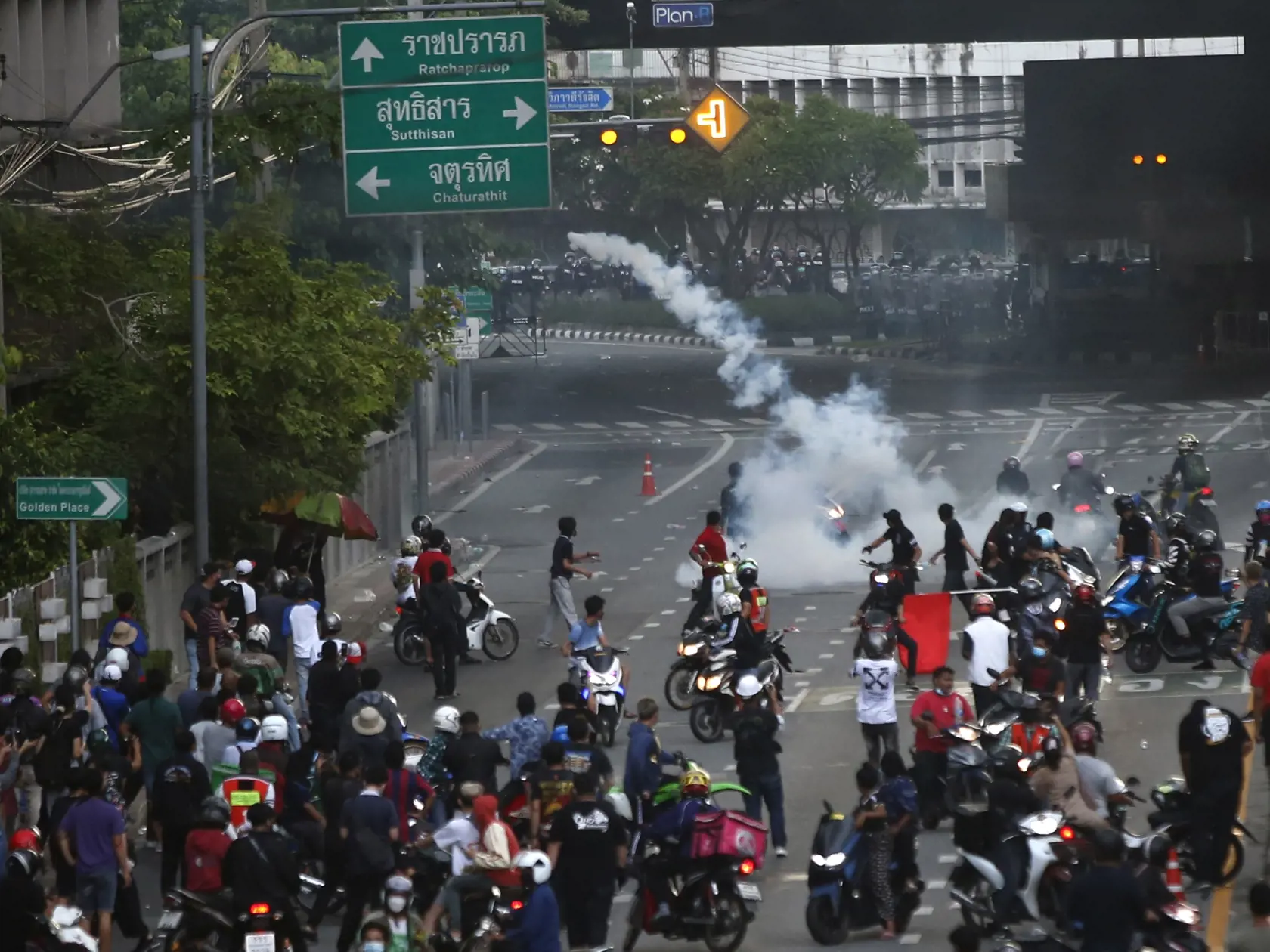 JB 62 Bangkok - Príslušníci poriadkových síl zasahujú slzotvorným plynom proti protivládnym demonštrantom, ktorí pochodujú na ceste počas protestu proti thajskej vláde pre nezvládnutie pandémie v Bangkoku 7. augusta 2021. FOTO TASR/AP

Riot police launch tear gas to anti-government protesters during a protest in Bangkok, Thailand, Saturday, Aug. 7, 2021. Protesters demanded the resignation of Prime Minister Prayuth Chan-ocha and for part of the budget for the monarchy and the military to be redi