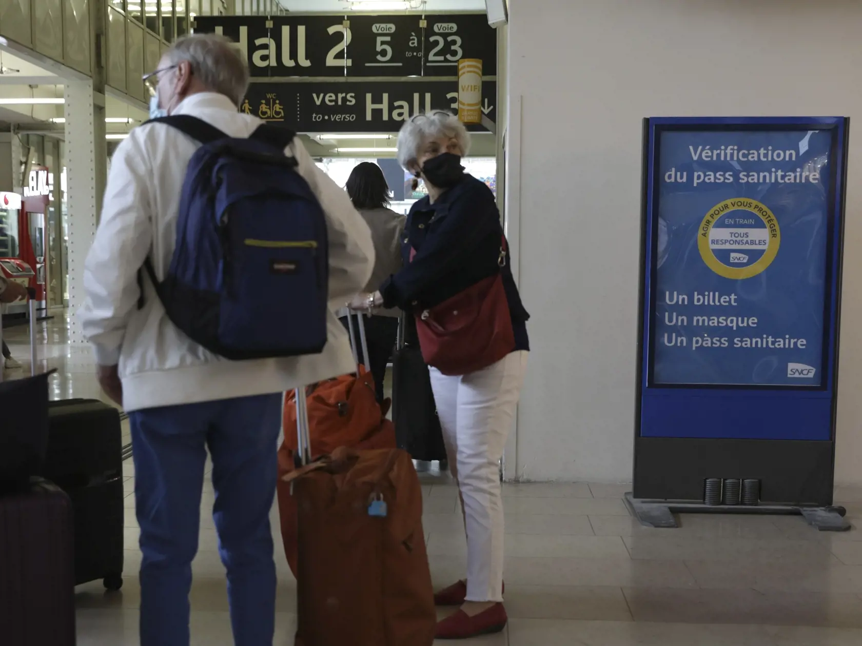EBE 23 Paríž - Ľudia prichádzajú na železničnú stanicu Gare de Lyon, kde je na tabuli nápis Lístok, maska, preukaz zdravia (covidpas) v Paríži v pondelok 9. augusta 2021. Obyvatelia Francúzska sa od pondelka musia preukázať tzv. covidpasom aj pri vstupe do reštaurácií, či kaviarní, i v diaľkovej doprave. Covidové certifikáty sú vo Francúzsku povinné od 21. júla pri návšteve múzeí, divadiel či kín. Obyvatelia krajiny takýto preukaz získajú na základe úplnej zaočkovanosti schválenými vakcínami, pr