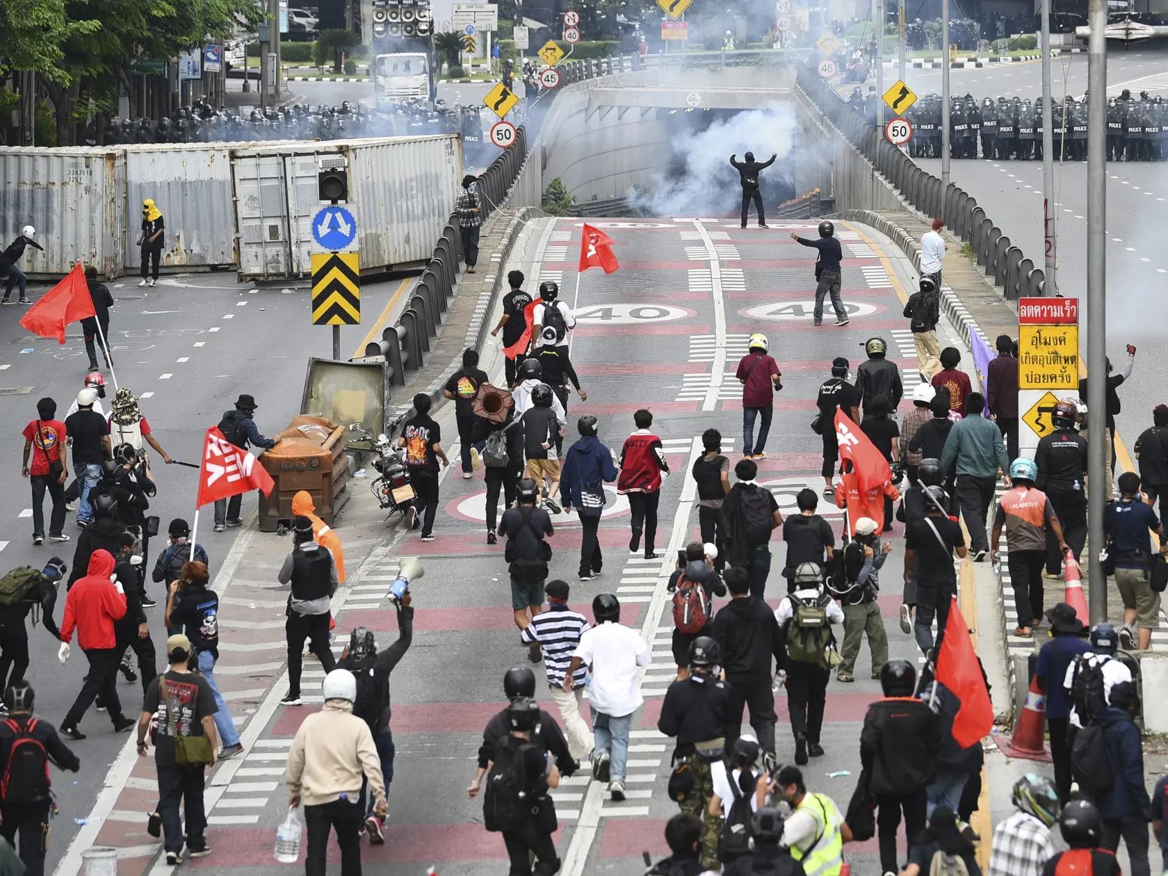 JB 61 Bangkok - Príslušníci poriadkových síl zasahujú slzotvorným plynom proti protivládnym demonštrantom, ktorí pochodujú na ceste počas protestu proti thajskej vláde pre nezvládnutie pandémie v Bangkoku 7. augusta 2021. FOTO TASR/AP

Riot police launch tear gas to anti-government protesters during a protest in Bangkok, Thailand, Saturday, Aug. 7, 2021. Protesters demanded the resignation of Prime Minister Prayuth Chan-ocha and for part of the budget for the monarchy and the military to be redi