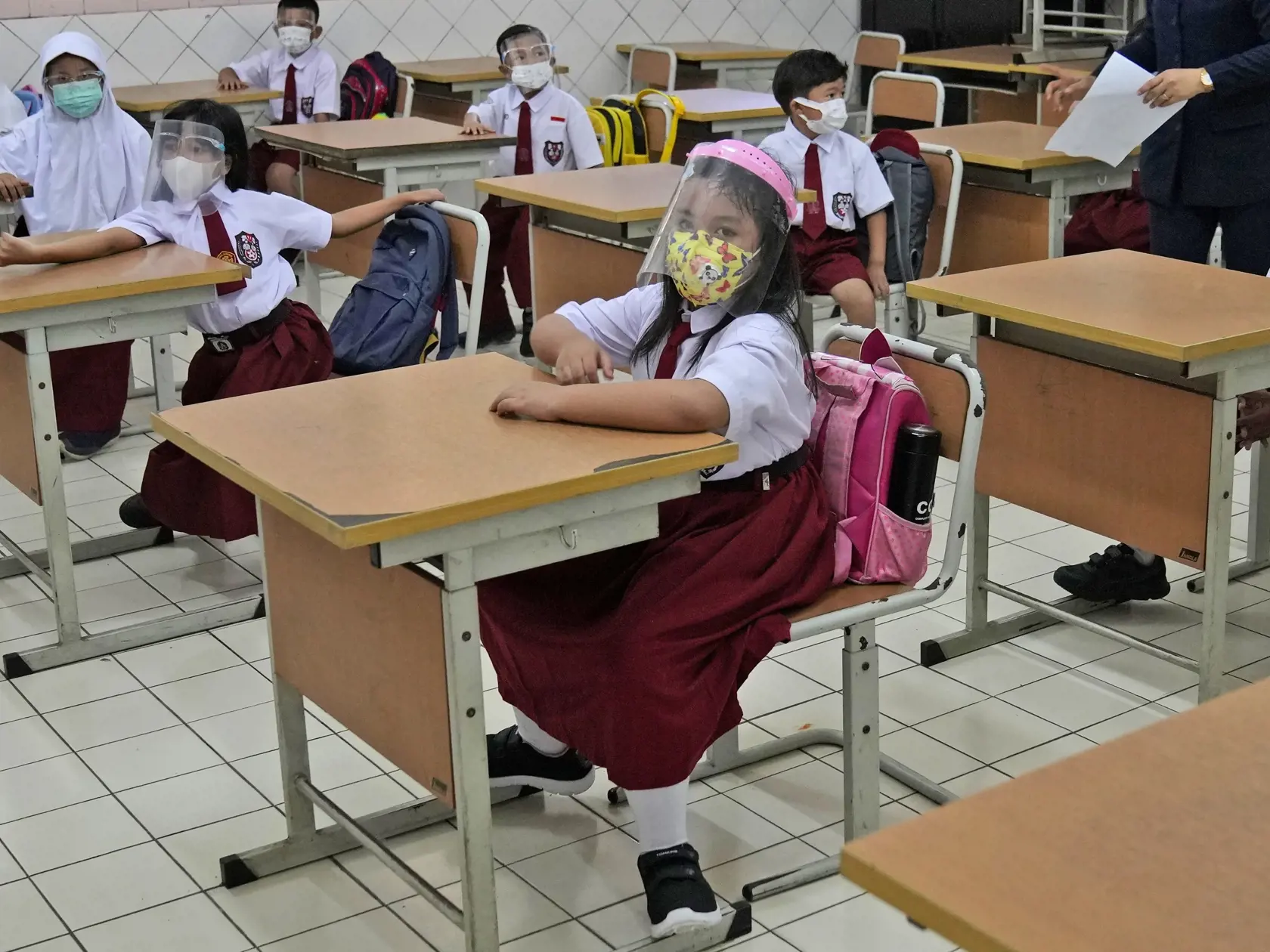 EBE 40 Jakarta - Niektoré školy po viac než roku otvorili v pondelok v indonézskej metropole Jakarta po tom, čo krajina uvoľnila obmedzenia v súvislosti s koronavírusom. Na snímke žiaci s ochrannými rúškami počas prvého dňa otvorenia školy na základnej škole v indonézskej Jakarte v pondelok 30. augusta 2021. FOTO TASR/AP

 
Students wearing face masks to help prevent the spread of COVID-19 attend class during the first day of school reopening at an elementary school in Jakarta, Indonesia, Monday