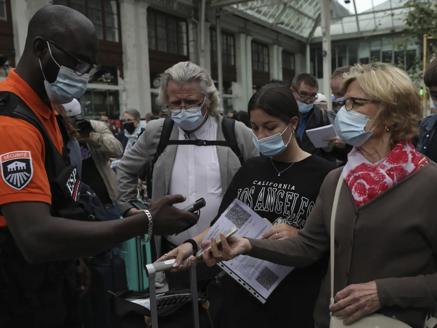 EBE 27 Paríž - Príslušník bezpečnostnej služby kontroluje zdravotné preukazy (tzv. covidpasy) cestujúcim na železničnej stanici Gare de Lyon v Paríži v pondelok 9. augusta 2021. Obyvatelia Francúzska sa od pondelka musia preukázať tzv. covidpasom aj pri vstupe do reštaurácií, či kaviarní, i v diaľkovej doprave. Covidové certifikáty sú vo Francúzsku povinné od 21. júla pri návšteve múzeí, divadiel či kín. FOTO TASR/AP


A security officer checks passengers' health passes at the Gare de Lyon train