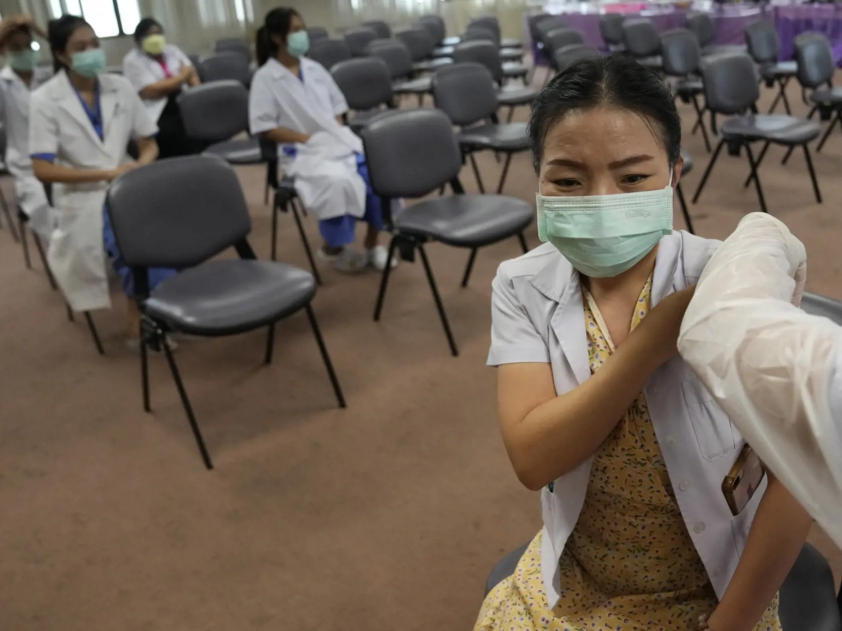 JB 29 Bangkok - Thajská zdravotníčka dostáva vakcínu Pfizer-BioNTech počas očkovania zdravotníkov proti ochoreniu COVID-19 vo vakcinačnom centre nemocnice v Bangkoku 10. augusta 2021. FOTO TASR/AP

A health worker receives a booster shot of the Pfizer-BioNTech COVID-19 vaccine at Bangkok Metropolitan Administration General hospital in Bangkok, Thailand, Tuesday, Aug. 10, 2021. (AP Photo/Sakchai Lalit)