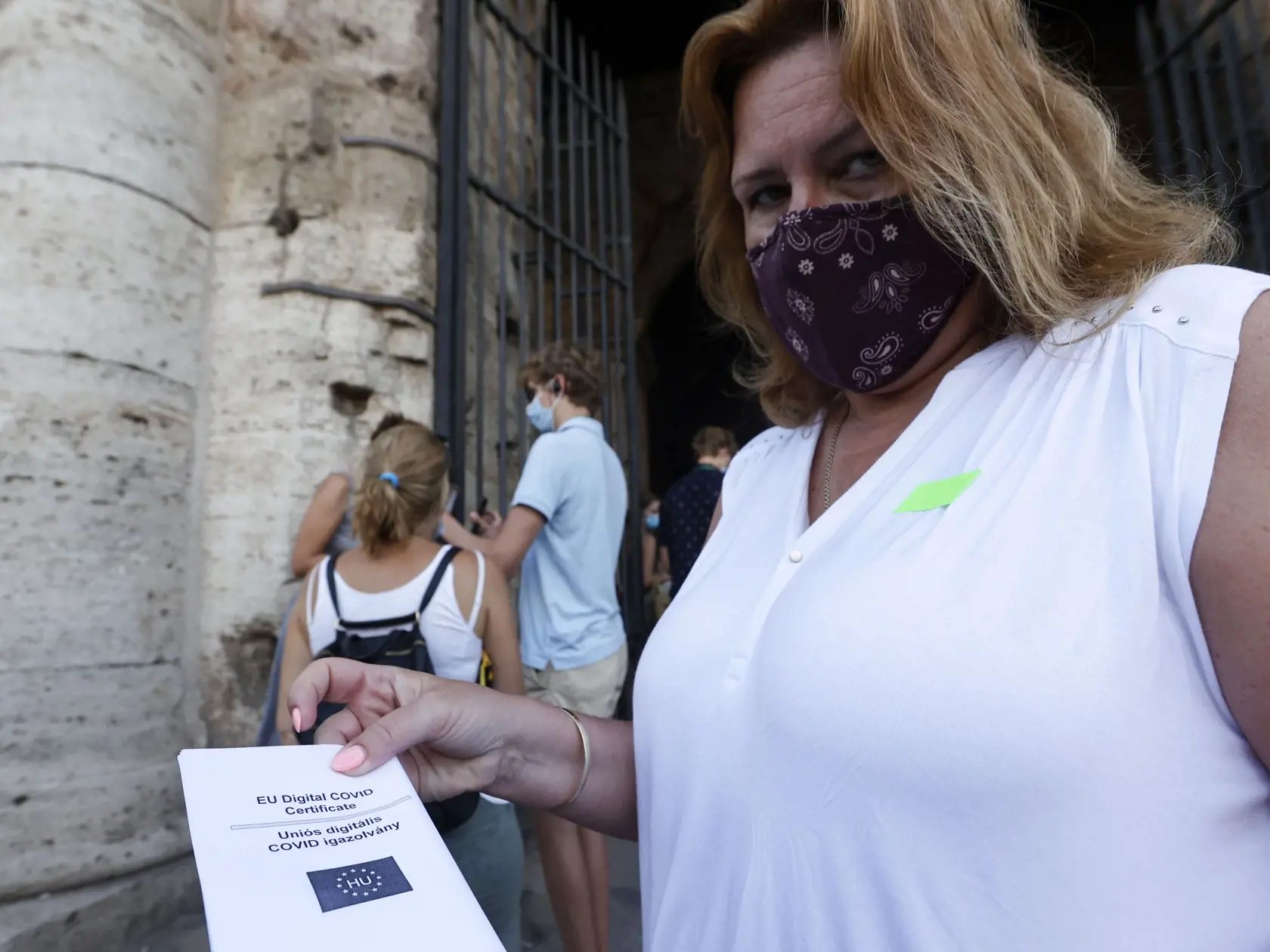 JB 33 Rím - Turistka ukazuje svoj covidpas pred vstupom do Kolosea v Ríme 6. augusta 2021. Taliansko sprísňuje pravidlá vstupu do vnútorných priestorov reštaurácií, múzeí, fitnescentier či plavární, ktoré bude od piatka možné len s covidpasom, potvrdzujúcim zaočkovanie, negatívny test na koronavírus alebo zotavenie sa z covidu. FOTO TASR/AP 

A tourist shows her "green pass" before accessing the Colosseum in Rome, Italy, Friday, Aug. 6, 2021. The so-called Green Pass, required from Friday to acc