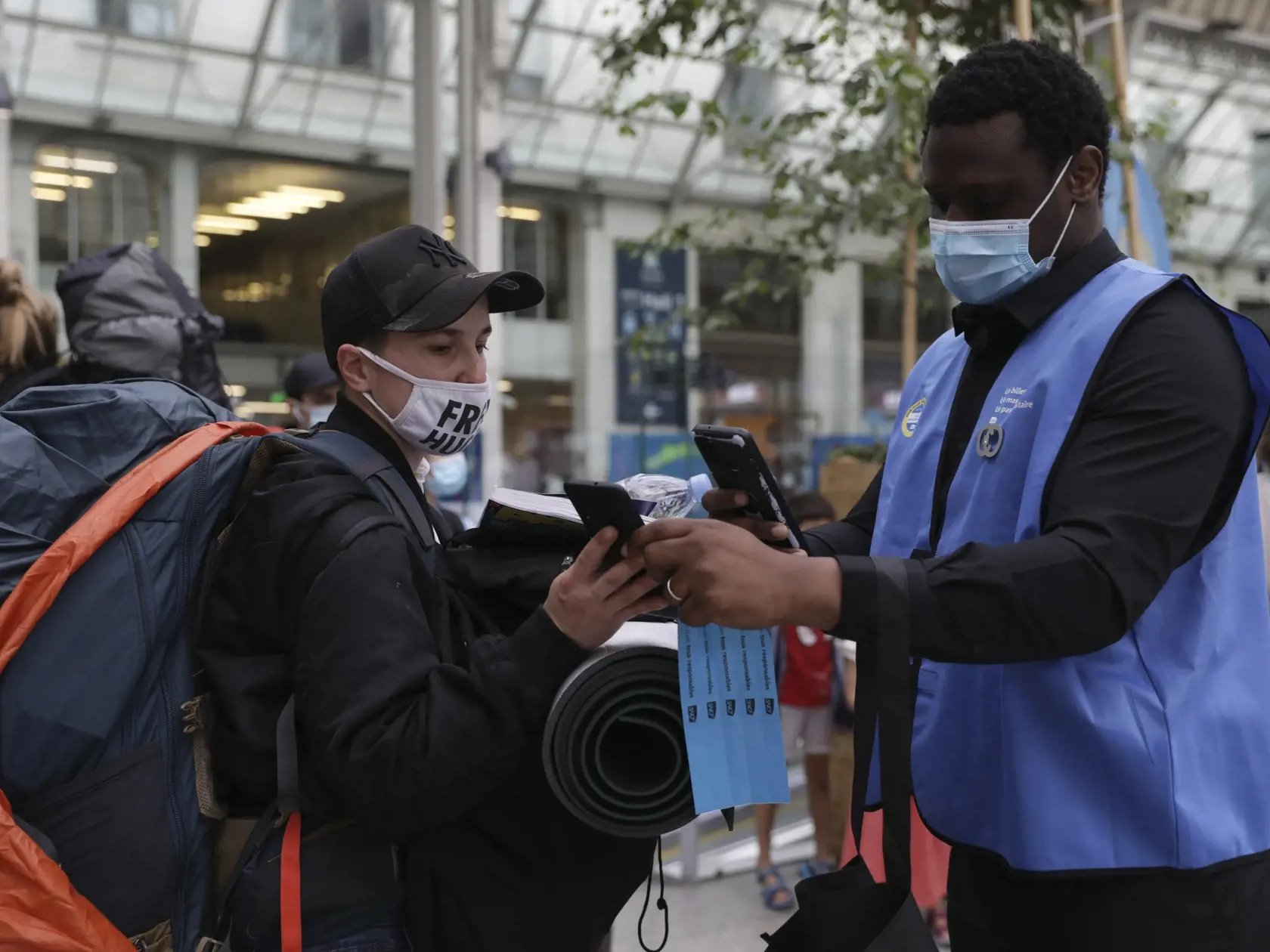 EBE 25 Paríž - Zamestnanec železnice kontroluje zdravotné potvrdenie (tzv. covidpas) cestujúcemu na stanici Gare de Lyon v Paríži v pondelok 9. augusta 2021. Obyvatelia Francúzska sa od pondelka musia preukázať tzv. covidpasom aj pri vstupe do reštaurácií, či kaviarní, i v diaľkovej doprave. Covidové certifikáty sú vo Francúzsku povinné od 21. júla pri návšteve múzeí, divadiel či kín. Obyvatelia krajiny takýto preukaz získajú na základe úplnej zaočkovanosti schválenými vakcínami, prípadne, ak pr