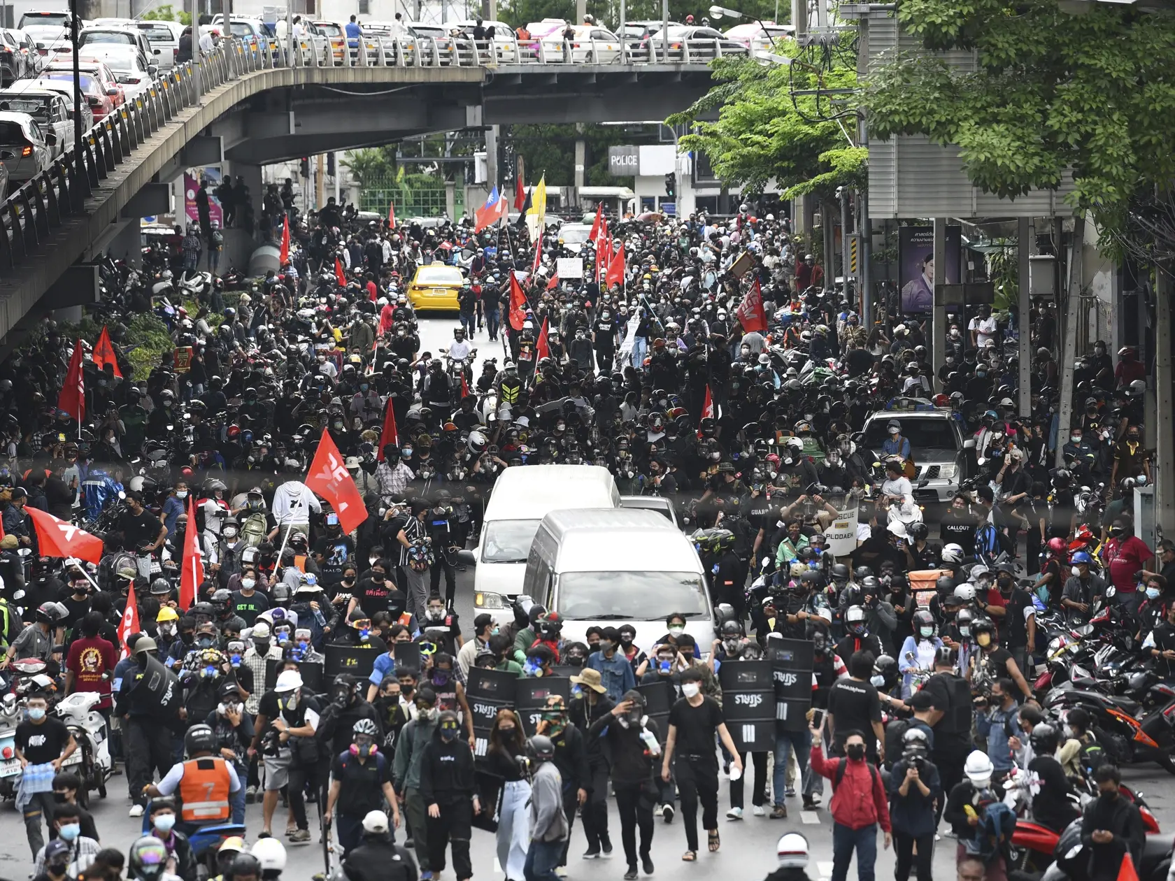 JB 60 Bangkok - Protivládni demonštranti pochodujú na ceste počas protestu proti thajskej vláde pre nezvládnutie pandémie v Bangkoku 7. augusta 2021. FOTO TASR/AP

Anti-government protesters march on a road during a protest in Bangkok, Thailand, Saturday, Aug. 7, 2021. Protesters demanded the resignation of Prime Minister Prayuth Chan-ocha and for part of the budget for the monarchy and the military to be redirected into the fight against the coronavirus. Many people blame Prayuth and his admini