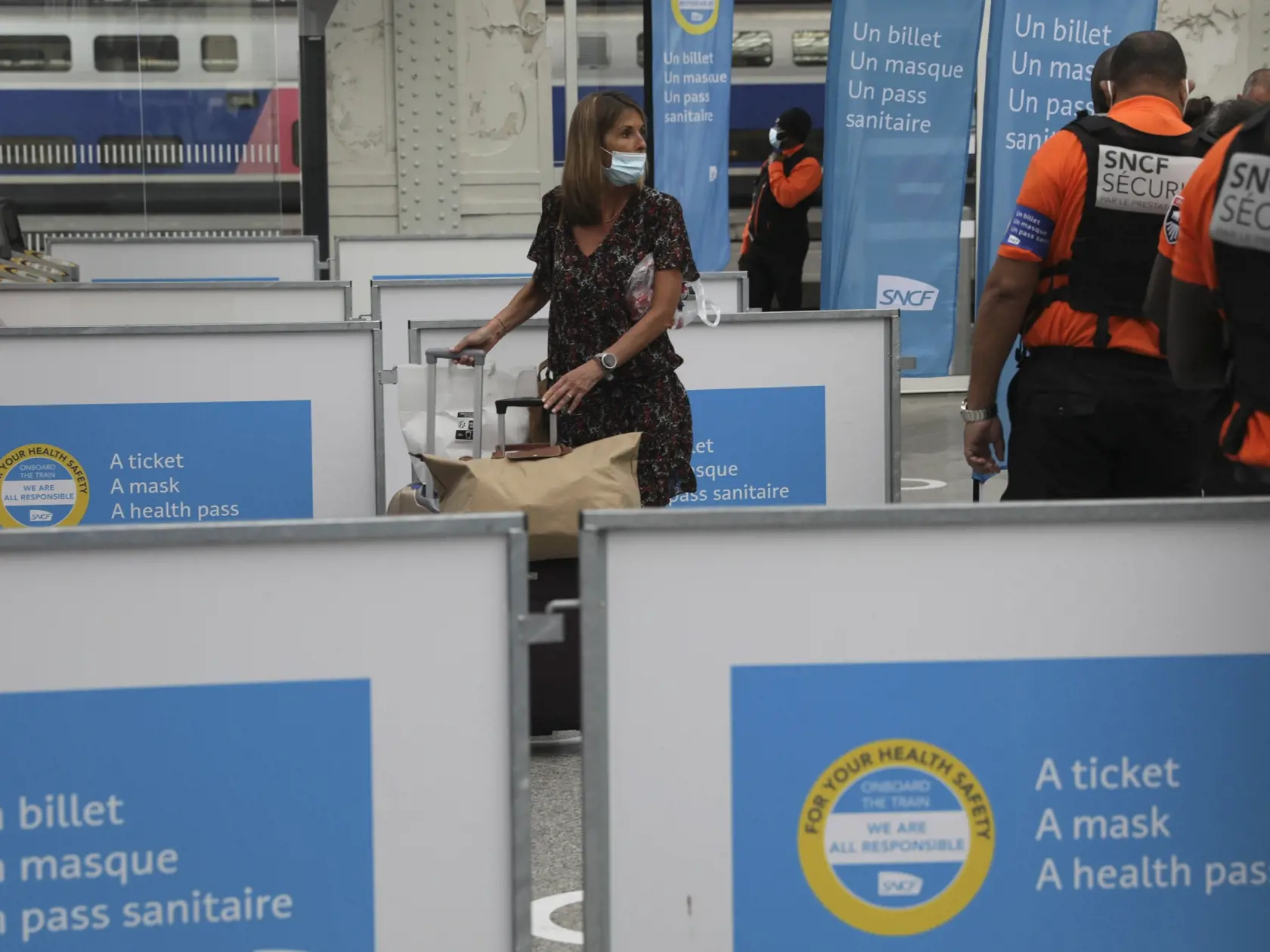 EBE 28 Paríž - Na snímke žena s batožinou prechádza okolo nápisov Lístok, maska, zdravotný preukaz na železničnej stanici Gare de Lyon v Paríži v pondelok 9. augusta 2021. Obyvatelia Francúzska sa od pondelka musia preukázať tzv. covidpasom aj pri vstupe do reštaurácií, či kaviarní, i v diaľkovej doprave. Covidové certifikáty sú vo Francúzsku povinné od 21. júla pri návšteve múzeí, divadiel či kín. FOTO TASR/AP


A woman walks past signs reading "A ticket, a mask, a health pass" at the Gare de L