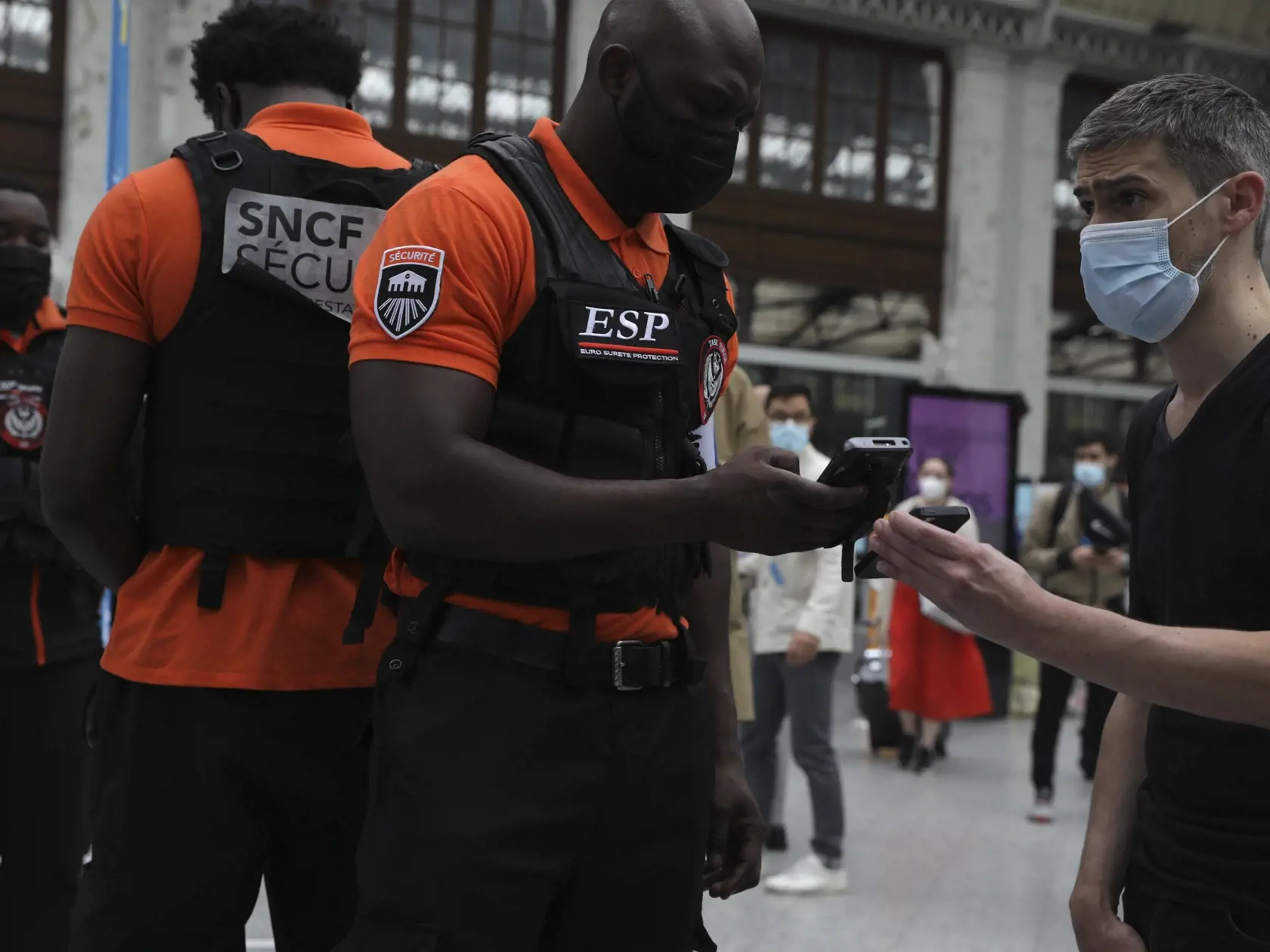 EBE 26 Paríž - Príslušníci bezpečnostnej služby kontrolujú zdravotné preukazy (tzv. covidpasy) cestujúcim na železničnej stanici Gare de Lyon v Paríži v pondelok 9. augusta 2021. Obyvatelia Francúzska sa od pondelka musia preukázať tzv. covidpasom aj pri vstupe do reštaurácií, či kaviarní, i v diaľkovej doprave. Covidové certifikáty sú vo Francúzsku povinné od 21. júla pri návšteve múzeí, divadiel či kín. FOTO TASR/AP


Security officers check passengers' health passes at the Gare de Lyon train 