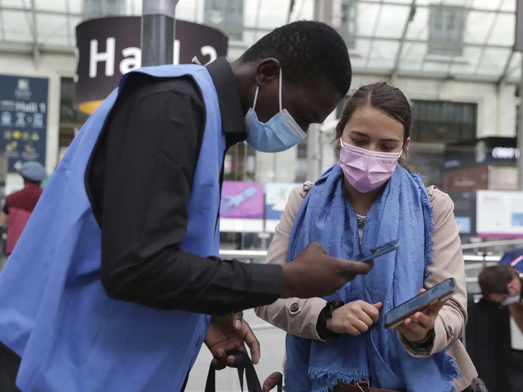 EBE 24 Paríž - Zamestnanec železnice kontroluje zdravotné potvrdenie (tzv. covidpas) cestujúcej na stanici Gare de Lyon v Paríži v pondelok 9. augusta 2021. Obyvatelia Francúzska sa od pondelka musia preukázať tzv. covidpasom aj pri vstupe do reštaurácií, či kaviarní, i v diaľkovej doprave. Covidové certifikáty sú vo Francúzsku povinné od 21. júla pri návšteve múzeí, divadiel či kín. Obyvatelia krajiny takýto preukaz získajú na základe úplnej zaočkovanosti schválenými vakcínami, prípadne, ak pre