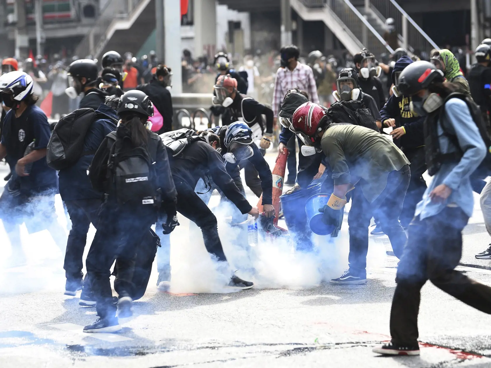 JB 64 Bangkok - Príslušníci poriadkových síl zasahujú slzotvorným plynom proti protivládnym demonštrantom počas protestu proti thajskej vláde pre nezvládnutie pandémie v Bangkoku 7. augusta 2021. FOTO TASR/AP

Anti-government protesters try to control smoke from tear gas fired by riot police during a protest in Bangkok, Thailand, Saturday, Aug. 7, 2021. Protesters demanded the resignation of Prime Minister Prayuth Chan-ocha and for part of the budget for the monarchy and the military to be redir