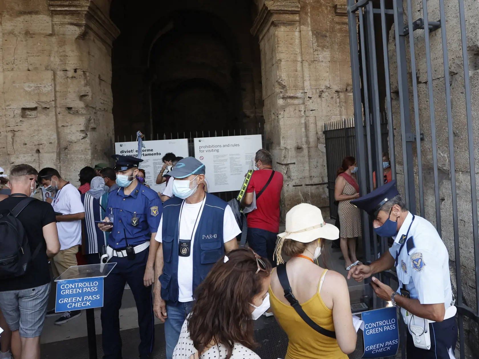 JB 36 Rím - Turisti ukazujú svoje covidpasy pred vstupom do Kolosea v Ríme 6. augusta 2021. Taliansko sprísňuje pravidlá vstupu do vnútorných priestorov reštaurácií, múzeí, fitnescentier či plavární, ktoré bude od piatka možné len s covidpasom, potvrdzujúcim zaočkovanie, negatívny test na koronavírus alebo zotavenie sa z covidu. FOTO TASR/AP 

Tourists have their "green pass" checked by security staff at the entrance of the Colosseum in Rome, Italy, Friday, Aug. 6, 2021. The so-called Green Pass