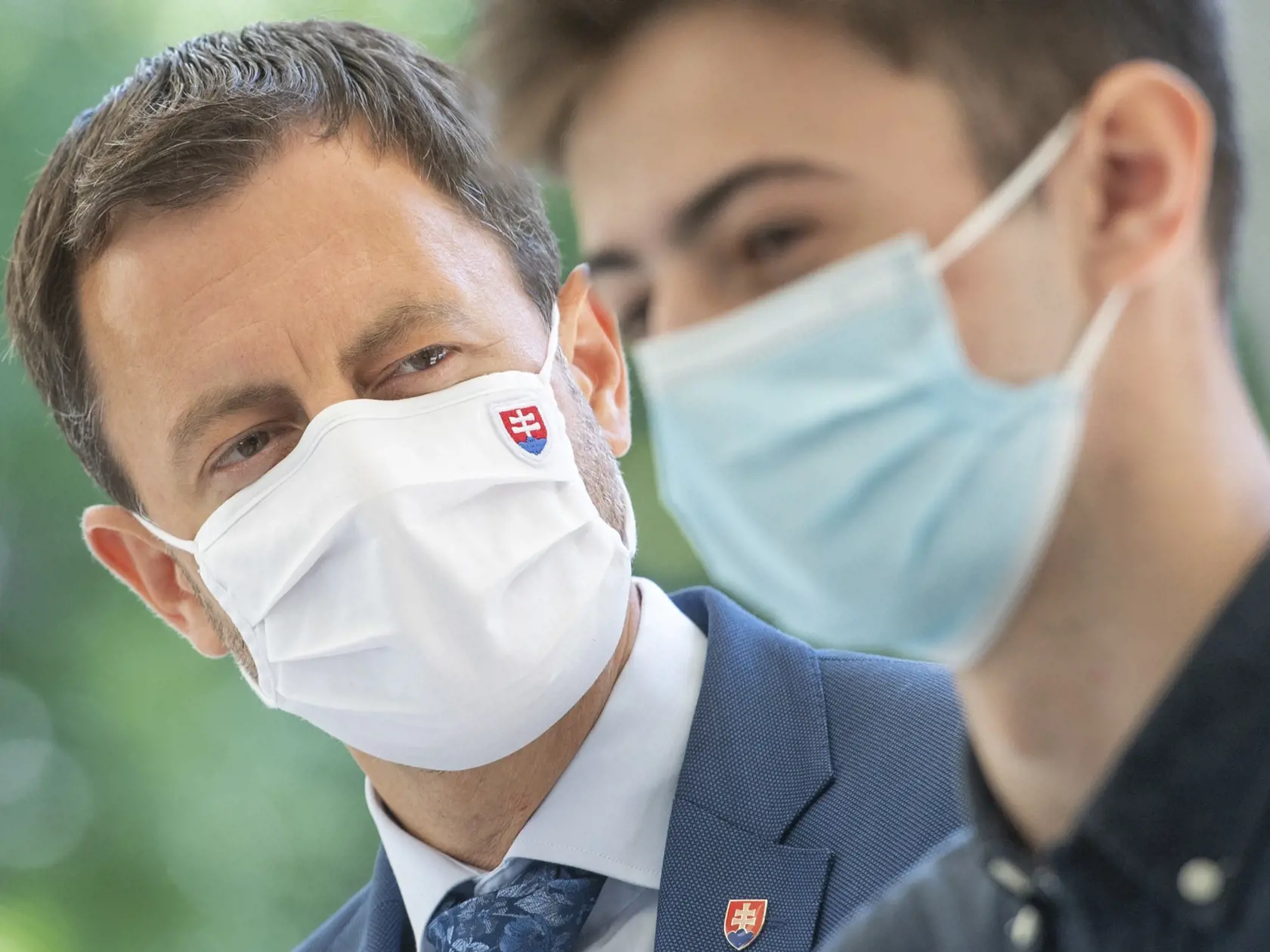 Na snímke zľava  predseda vlády SR Eduard Heger (OĽANO a  prezident  Aliancie stredoškolákov - podpora zaočkovanosti Kristián Krivda počas tlačovej konferencie k zaočkovanosti študentov v Bratislave 30. augusta 2021. FOTO TASR - Martin BaumannJaponsko 