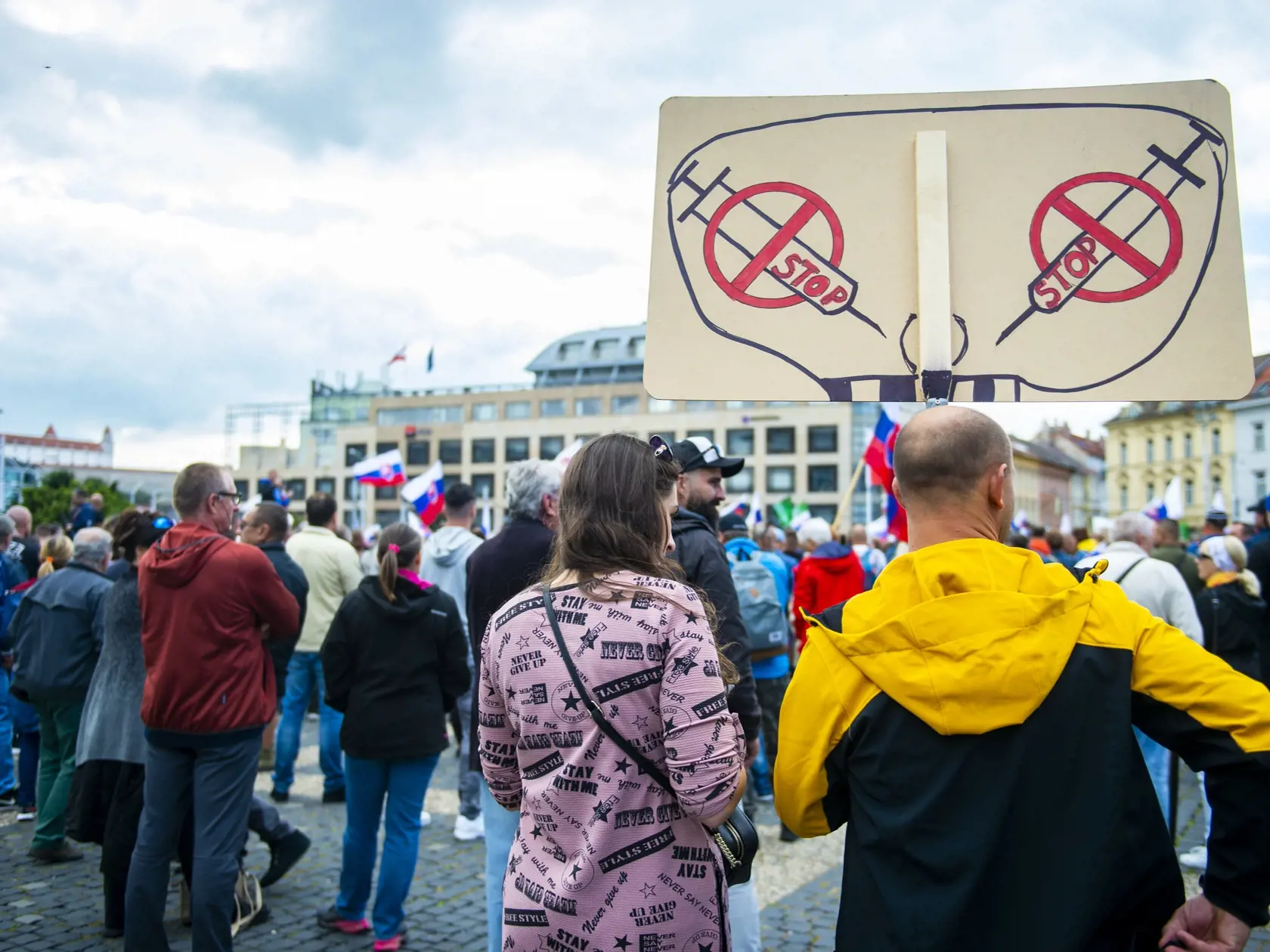 Na snímke účastníci protestu proti očkovaniu a vláde SR pred Prezidentským palácom 1. septembra 2021 v Bratislave. FOTO TASR - Jakub Kotian