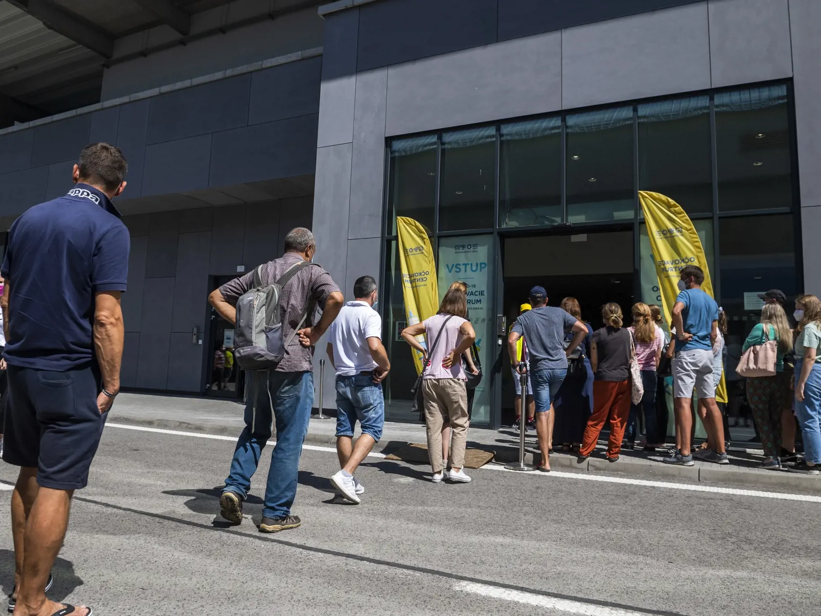 Na snímke ľudia čakajú na očkovanie pred veľkokapacitným očkovacím centrom v Národnom futbalovom štadióne (NFŠ), kde dnes nateraz očkovali poslednýkrát, v sobotu 7. augusta 2021 v Bratislave. FOTO TASR - Jaroslav Novák