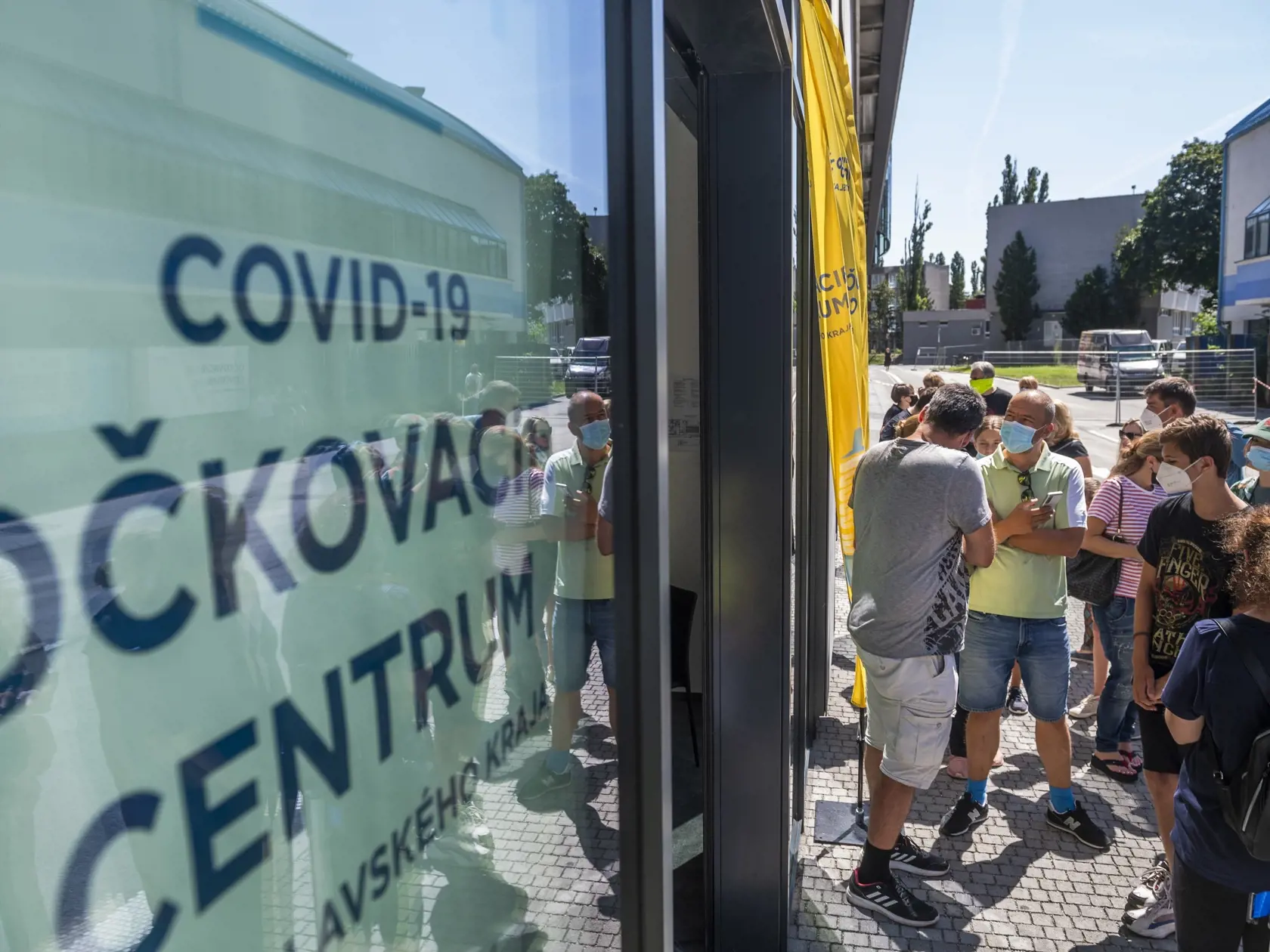 Na snímke ľudia čakajú na očkovanie pred veľkokapacitným očkovacím centrom v Národnom futbalovom štadióne (NFŠ), kde dnes nateraz očkovali poslednýkrát, v sobotu 7. augusta 2021 v Bratislave. FOTO TASR - Jaroslav Novák