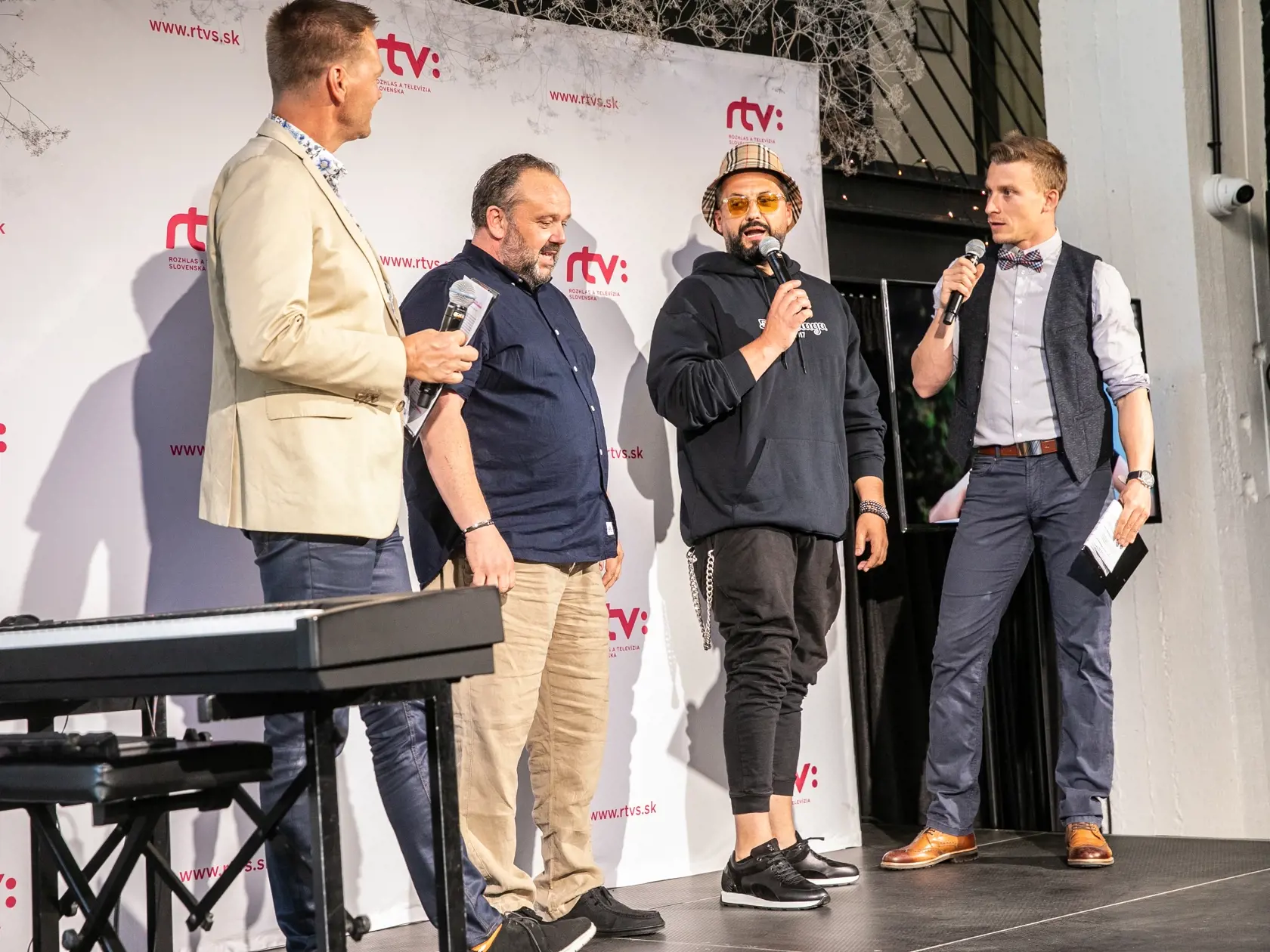 Párty RTVS, čaj o piatej. Marián Čekovský si obliekol štýlové tepláky.