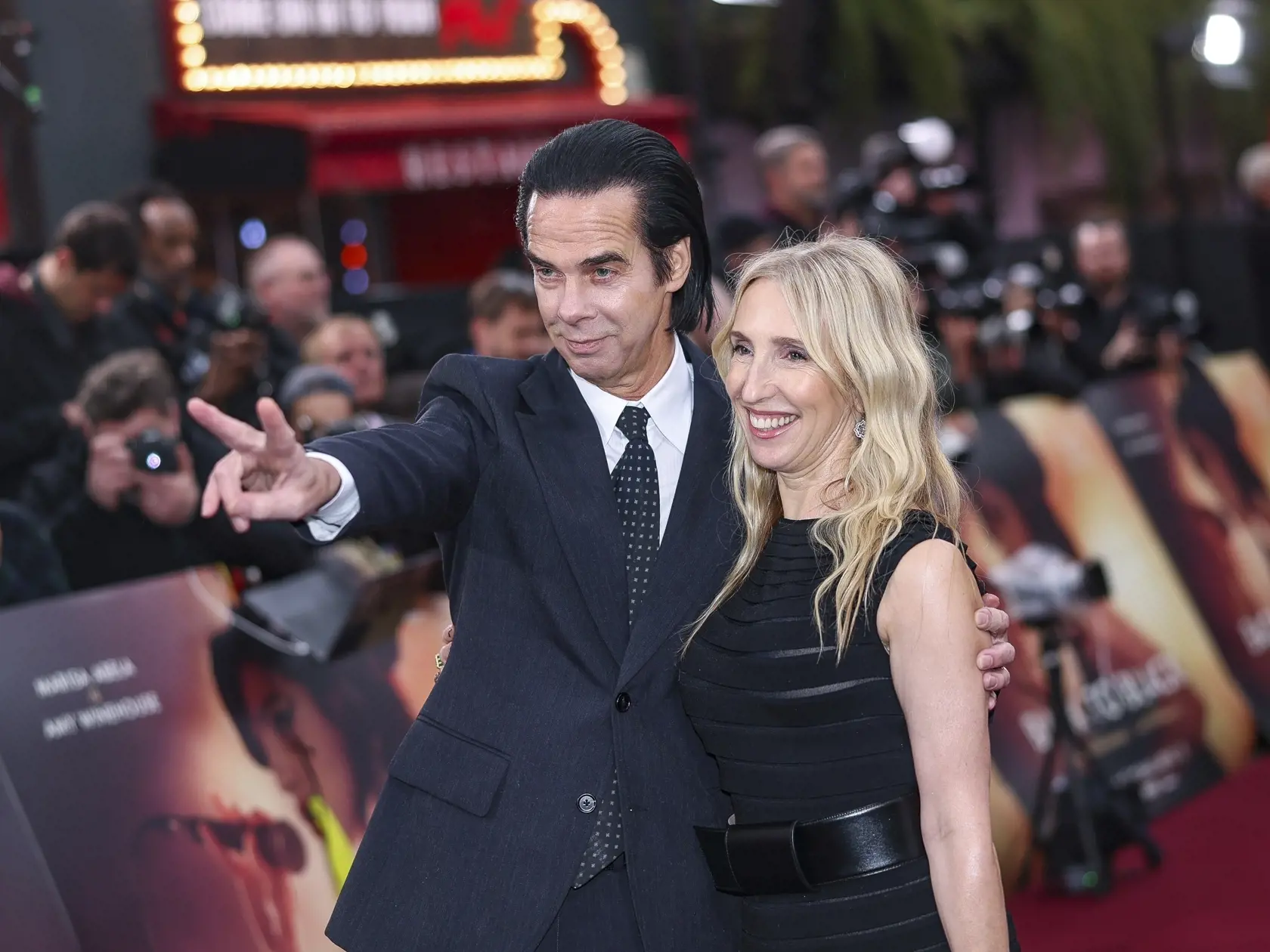 Na snímke sprava britská režisérka Sam Taylor-Johnson austrálsky spevák Nick Cave prichádzajú na premiéru životopisného dramatického filmu Back to Black založeného na živote britskej speváčky a skladateľky Amy Winehouse v Londýne 8. apríla 2024. FOTO TASR/AP